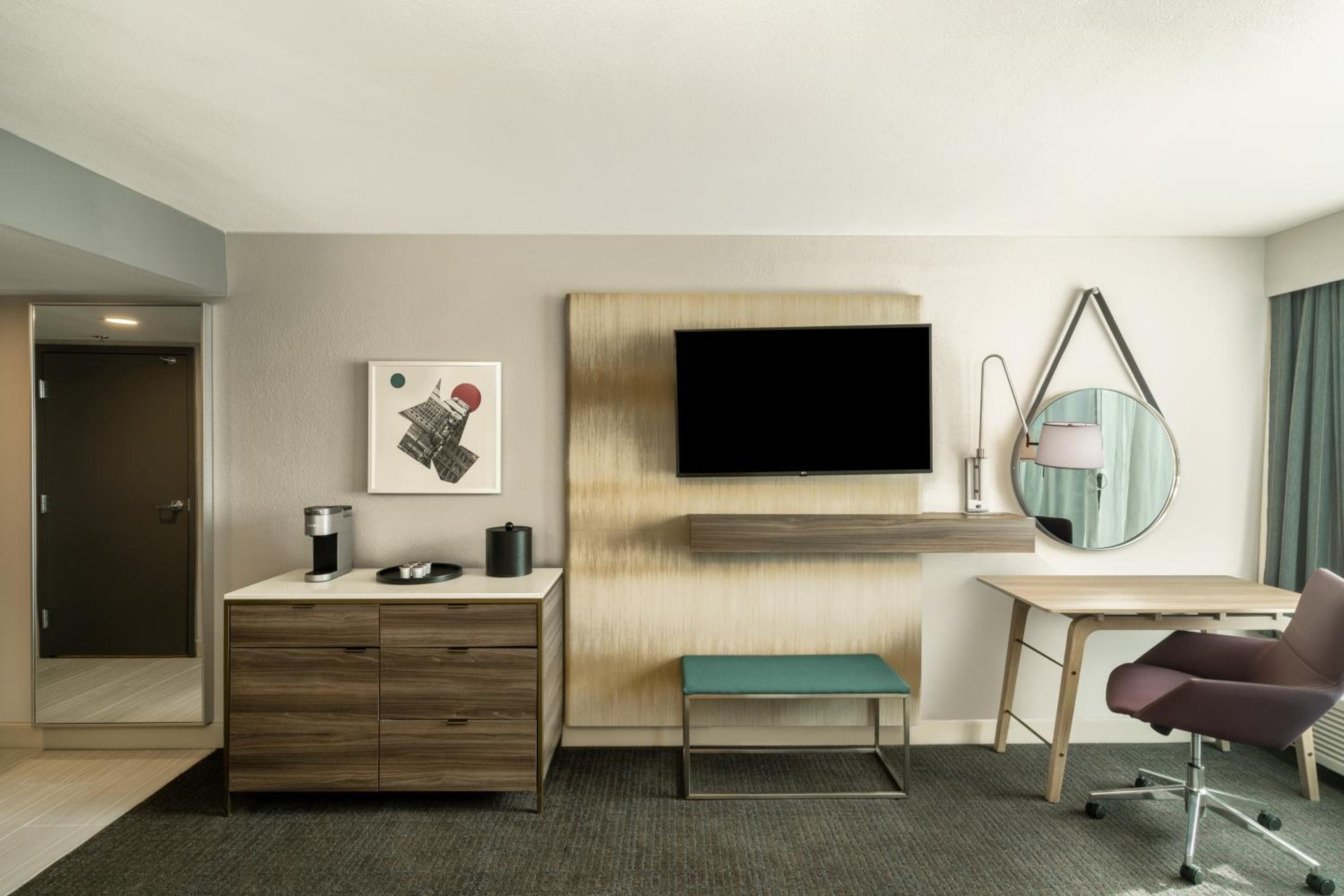 Standard King Room with Mobility Accessible Tub - Photo 1