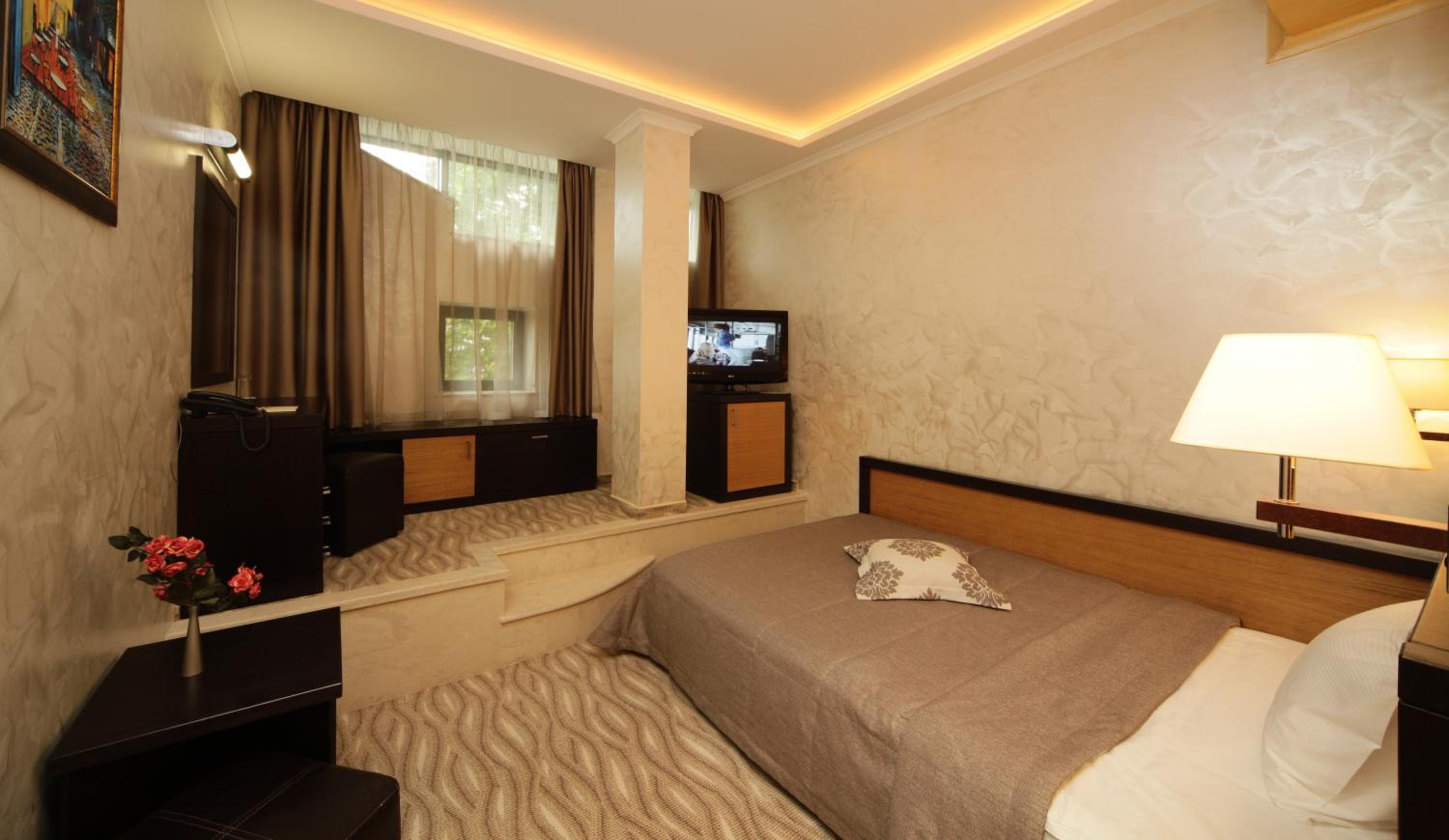 Double Room - Photo 12