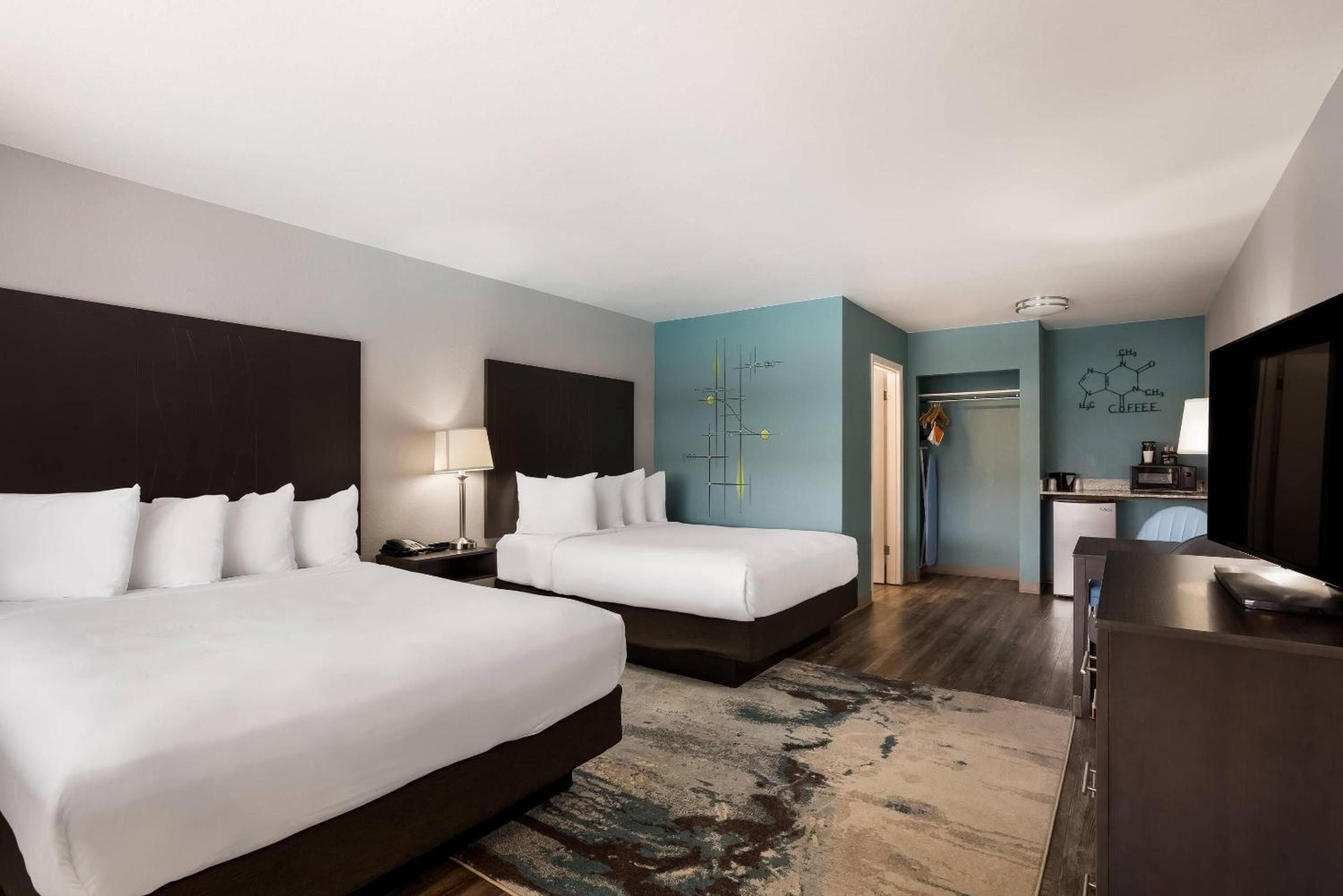 Quadruple Room with Two Queen Beds and Courtyard View - Non Smoking