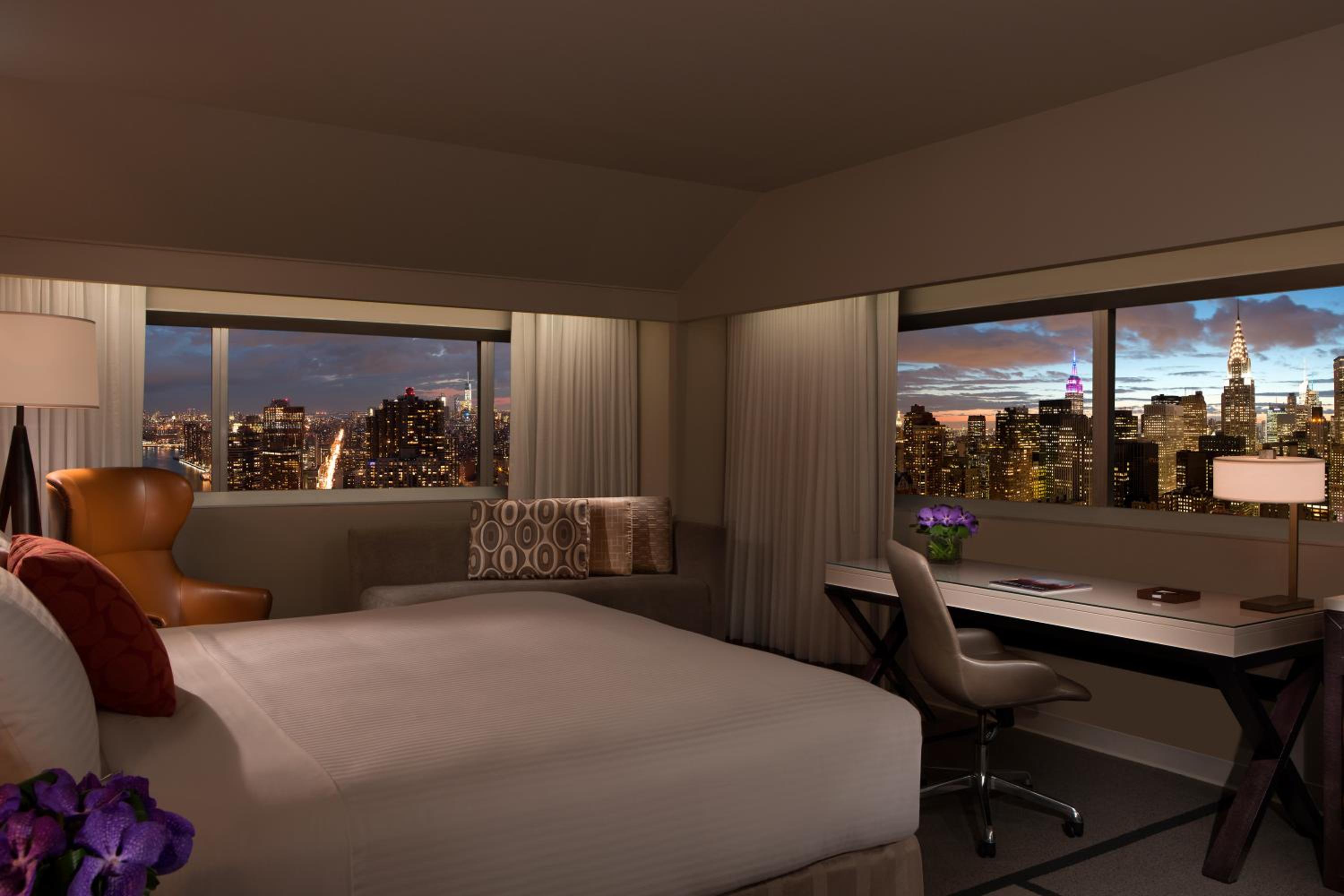 King Room with Tub - City View - Accessible photo 3