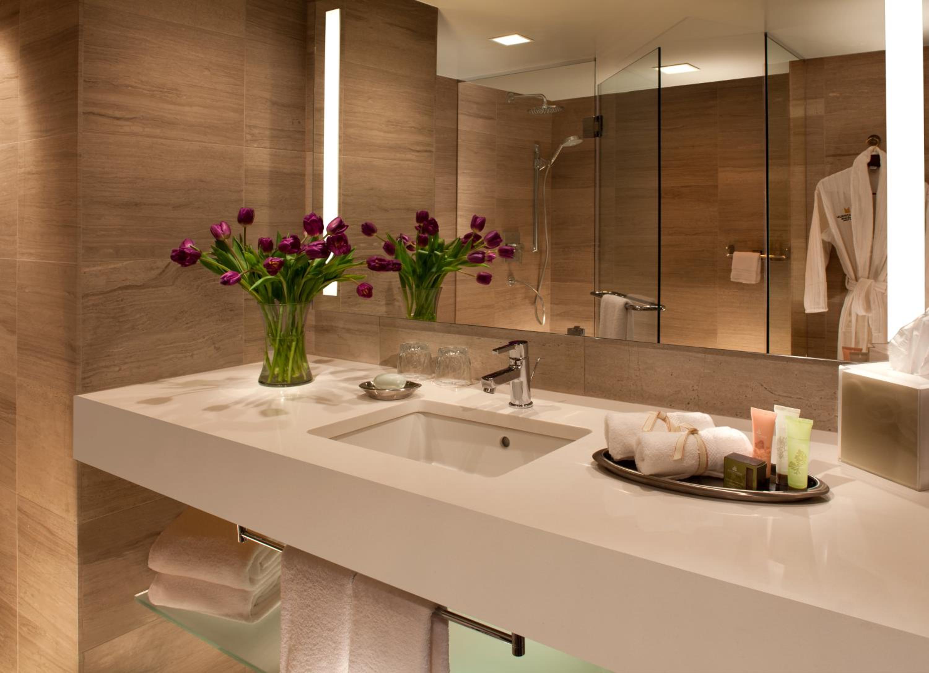Signature King Suite with Roll-In Shower - Mobility Accessible photo 2