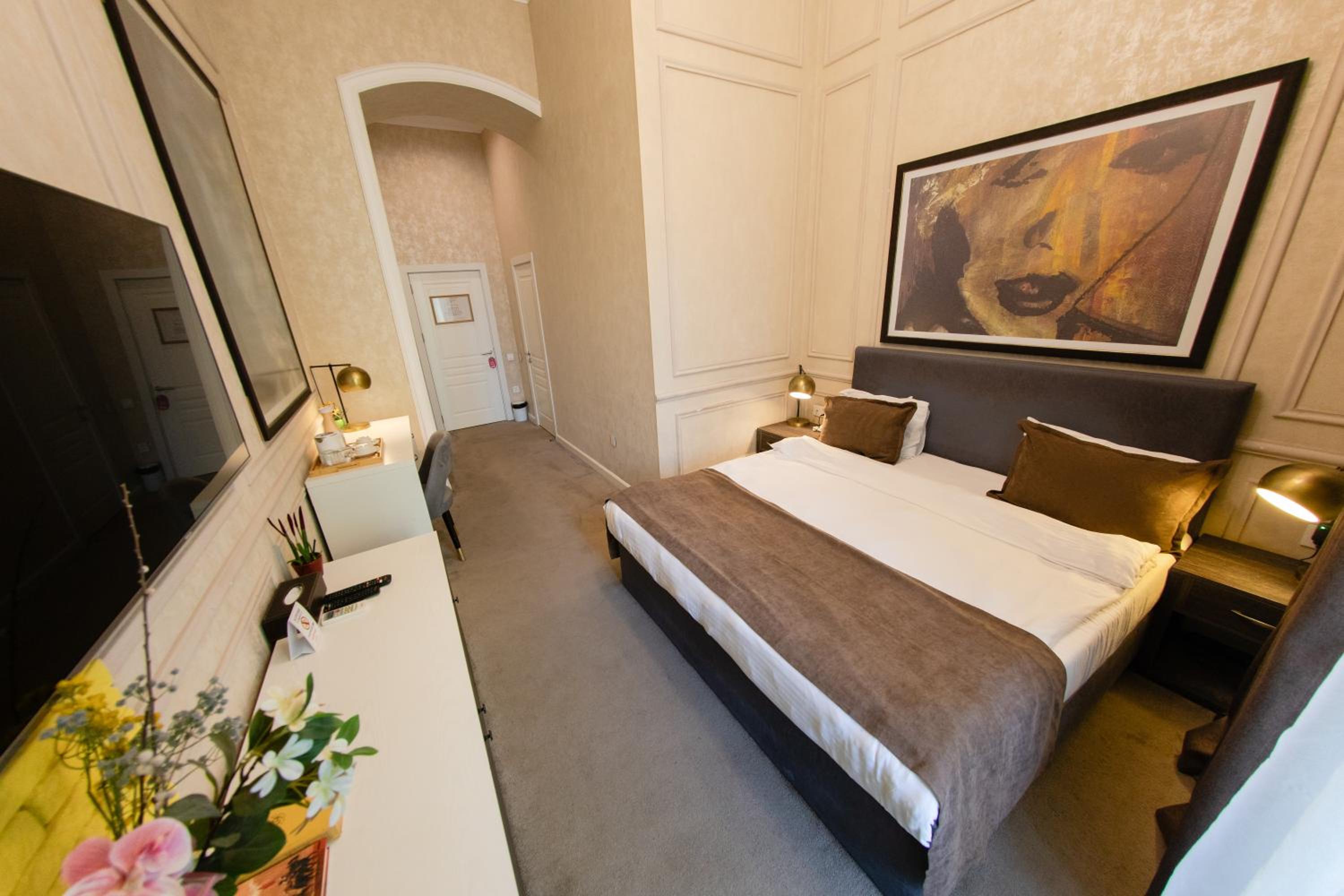 Deluxe Double Room with Balcony photo 3