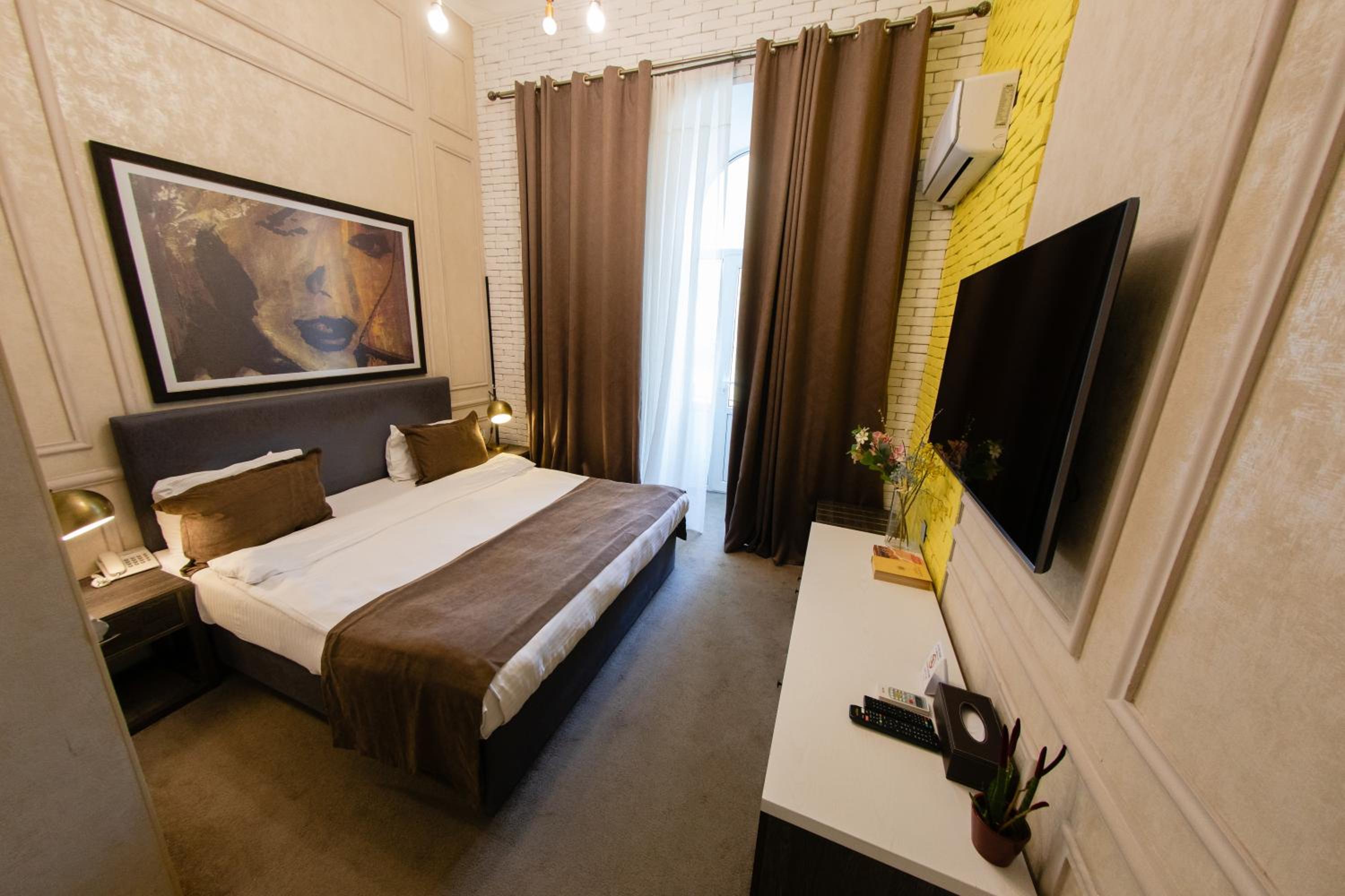 Deluxe Double Room with Balcony photo 1