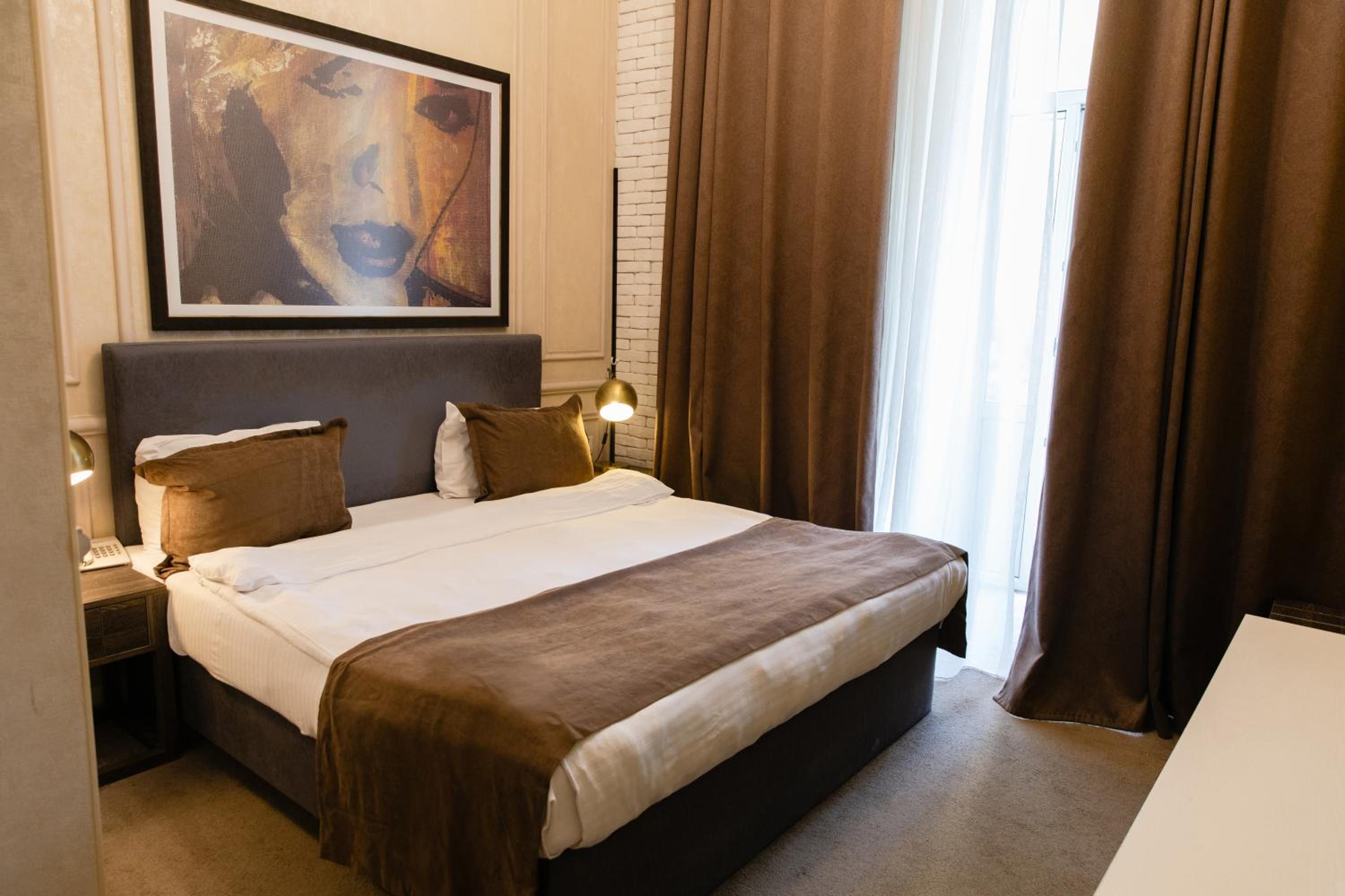 Deluxe Double Room with Balcony photo 2