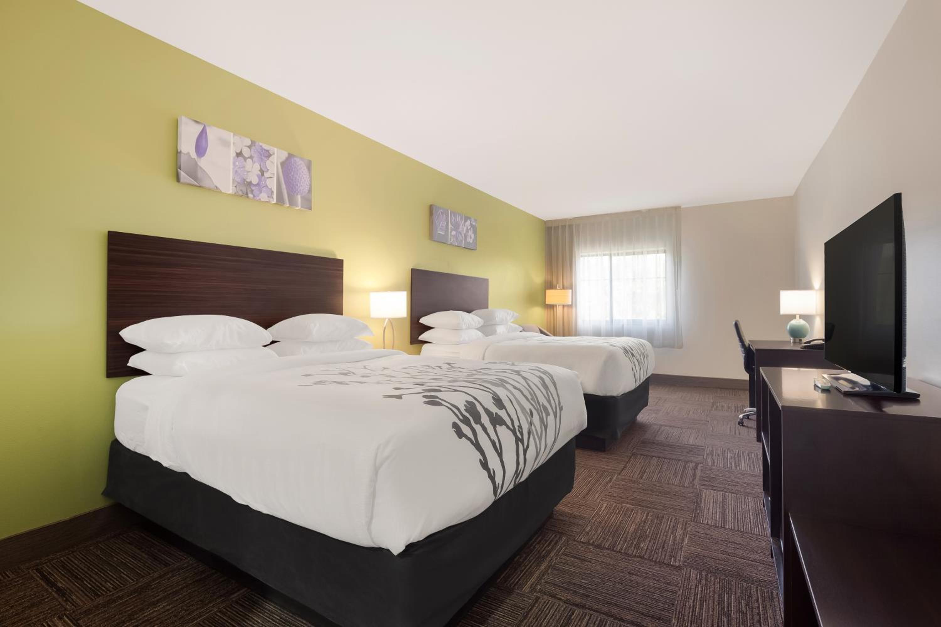 Standard Queen Room with Two Queen Beds - Non Smoking  - Photo 2