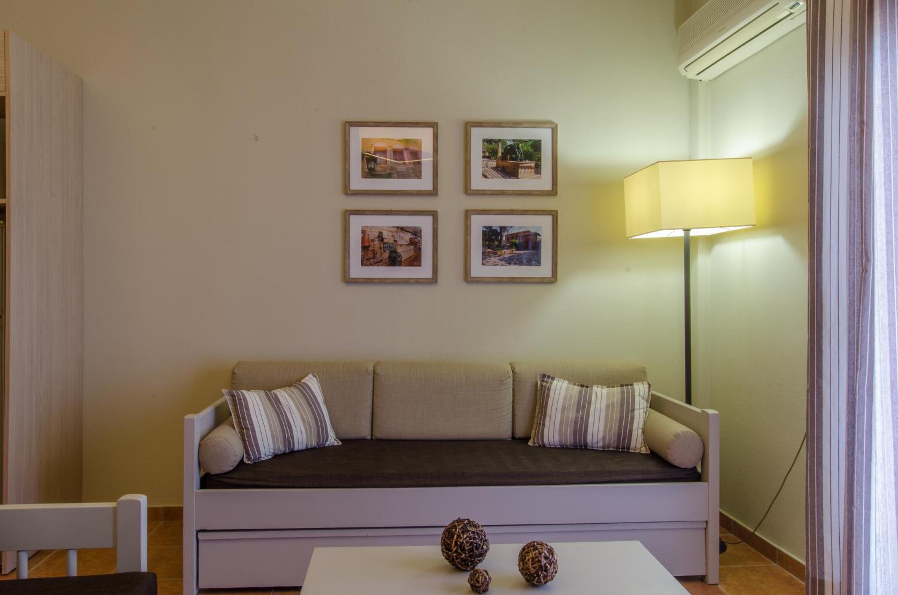 Deluxe One-Bedroom Apartment with Ocean View