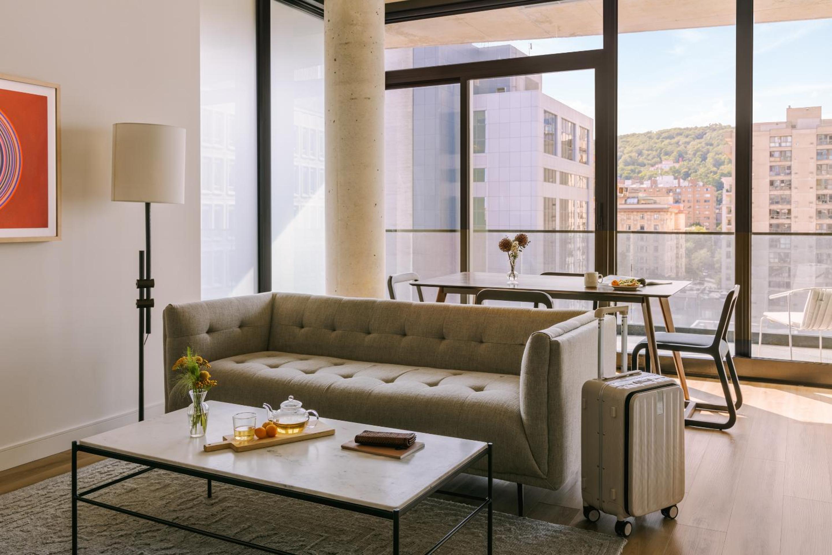 Two-Bedroom Apartment with One Queen Bed and One Twin Bed