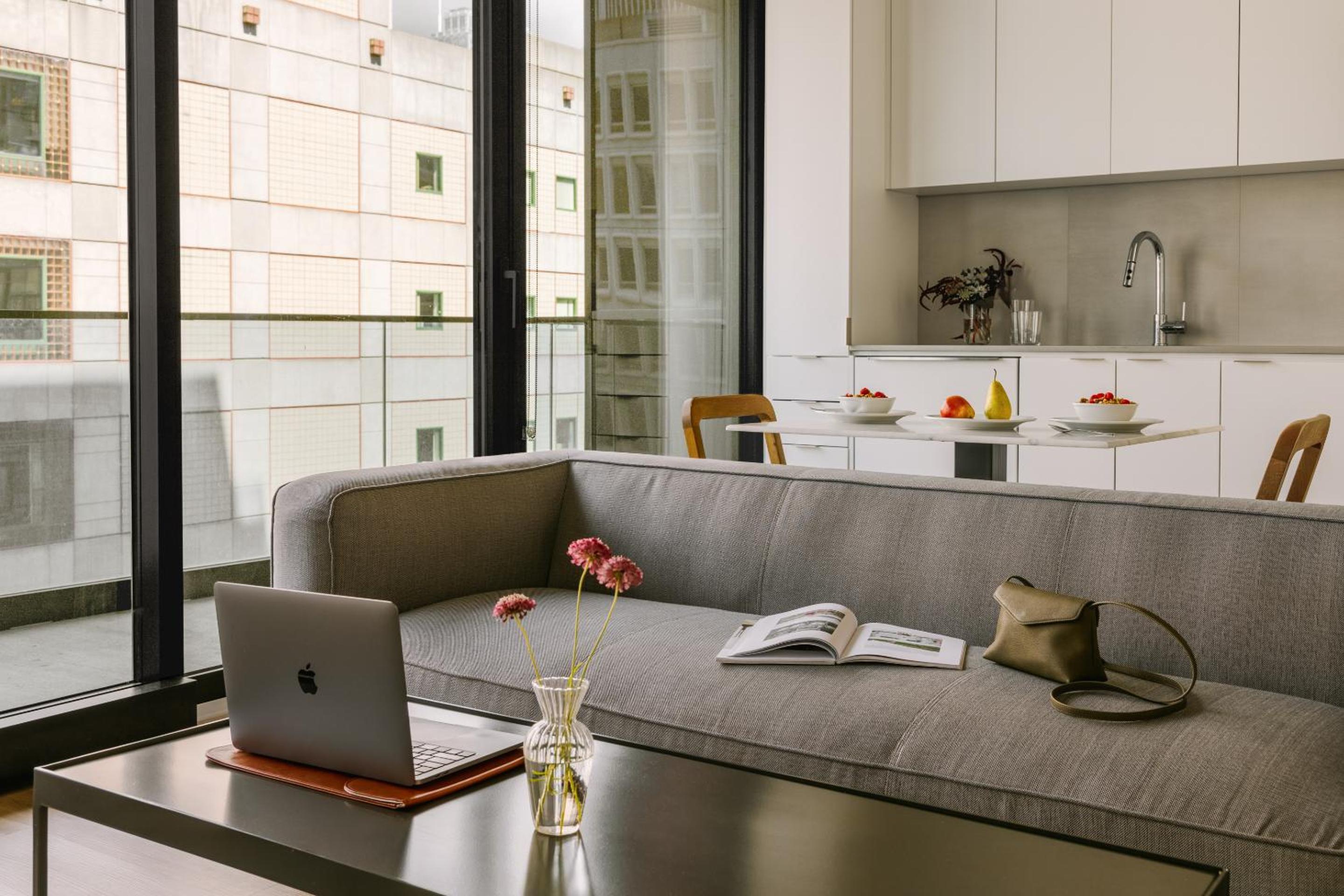 One-Bedroom Apartment with Queen Bed and Balcony