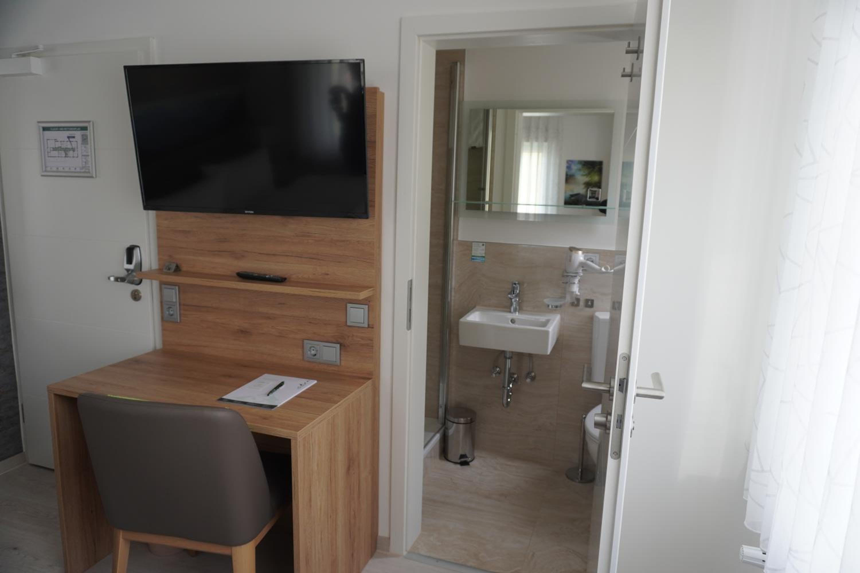 Double Room with Private Bathroom photo 3