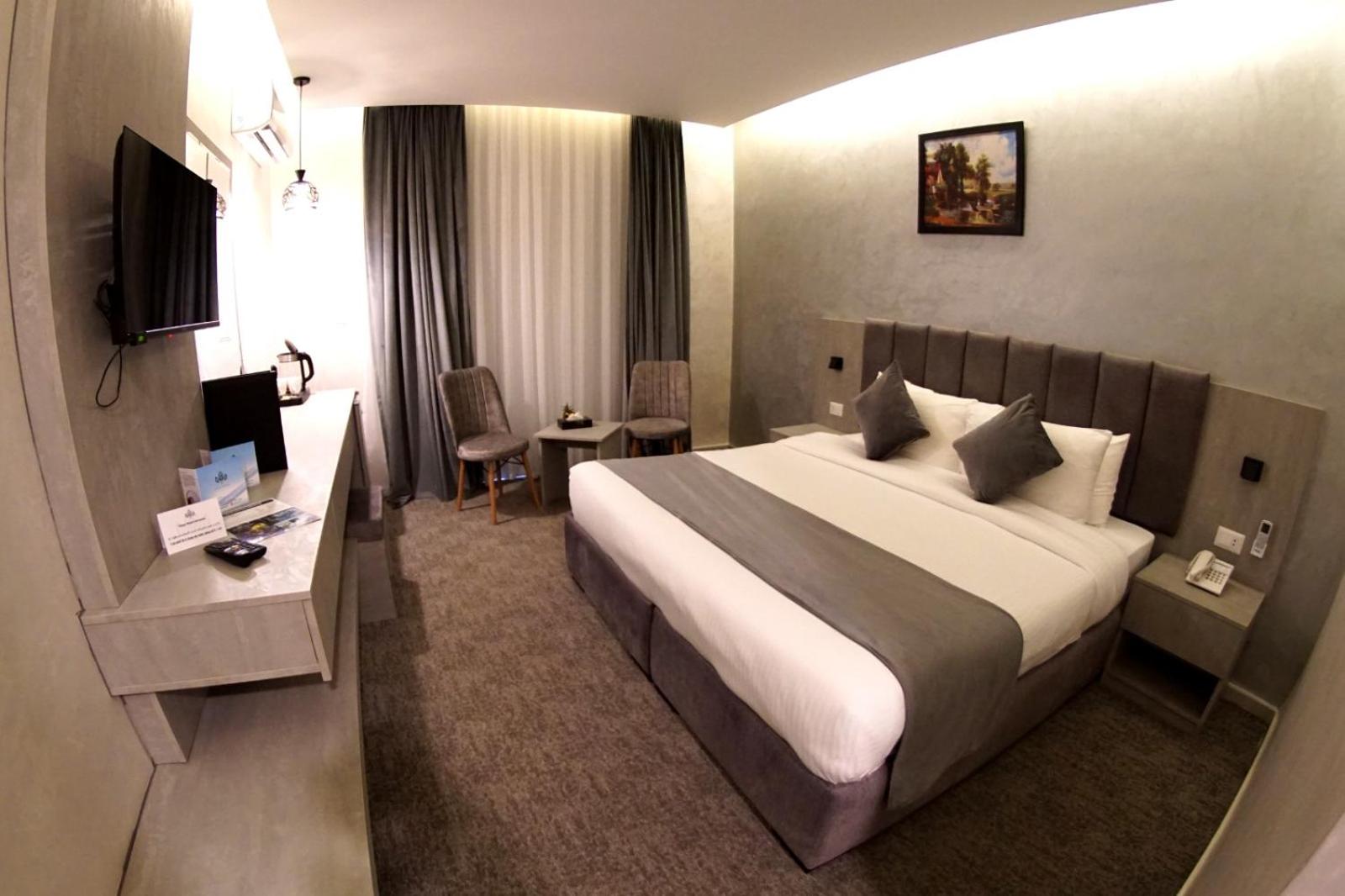 Deluxe King Room - Photo 9