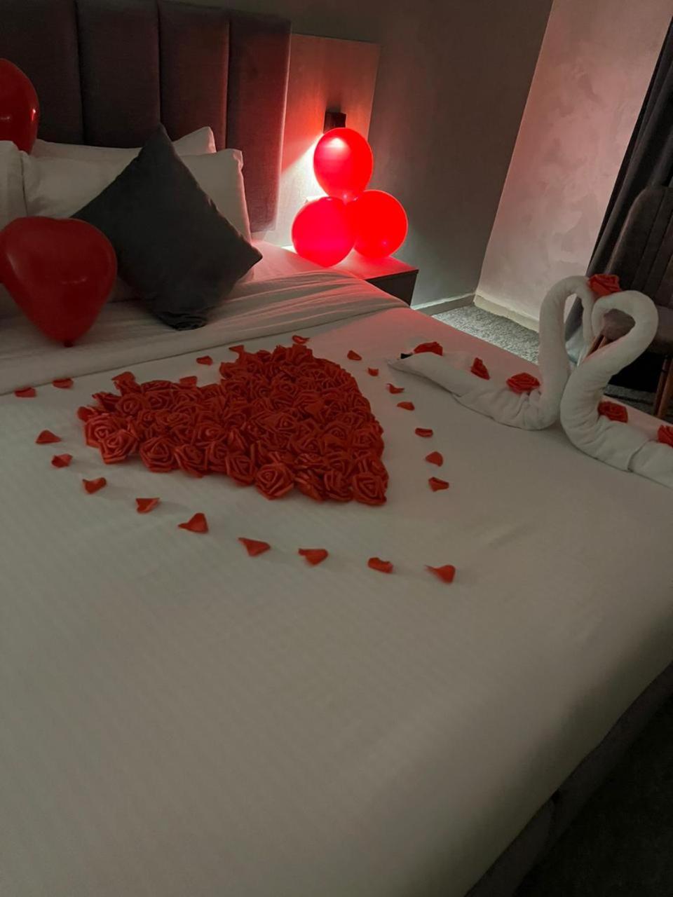 Deluxe King Room - Photo 7
