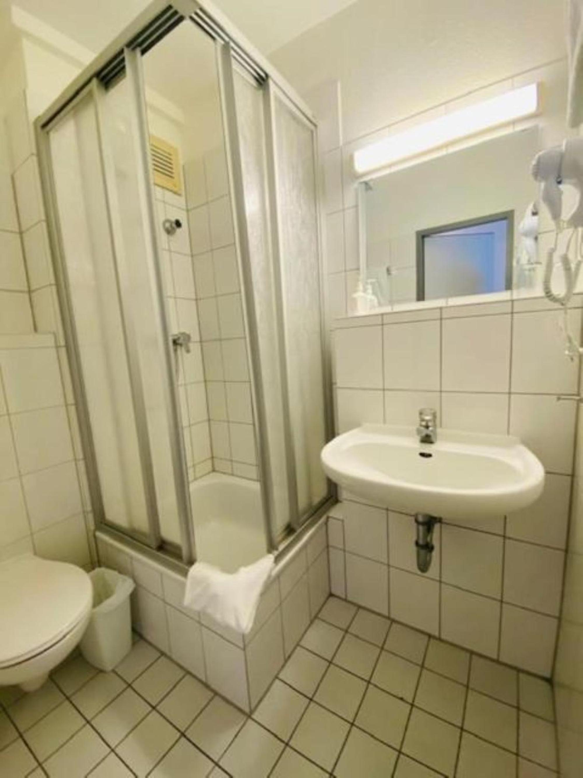 Standard Twin Room - Photo 2
