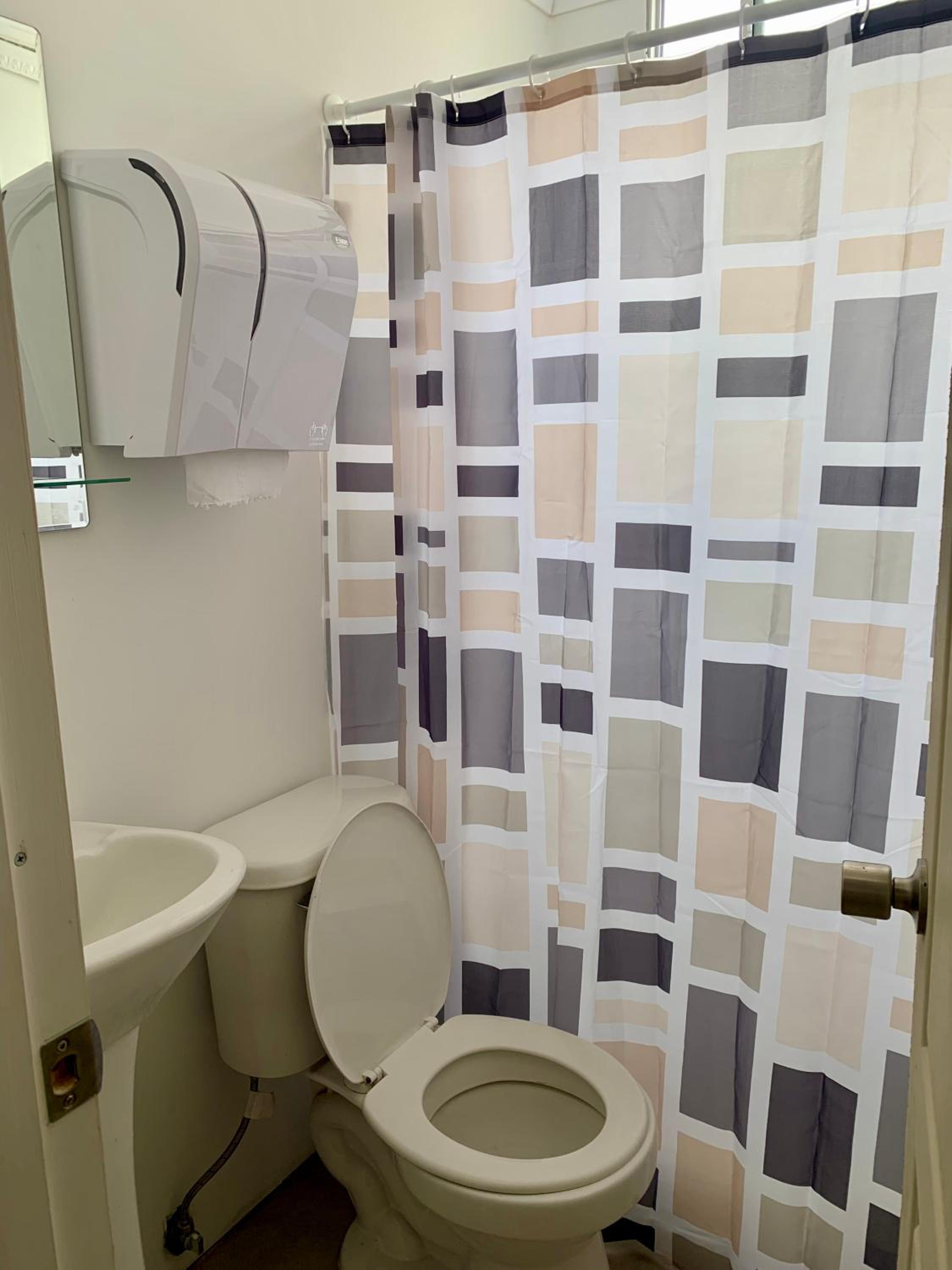 Family Room with Shared Bathroom photo 3