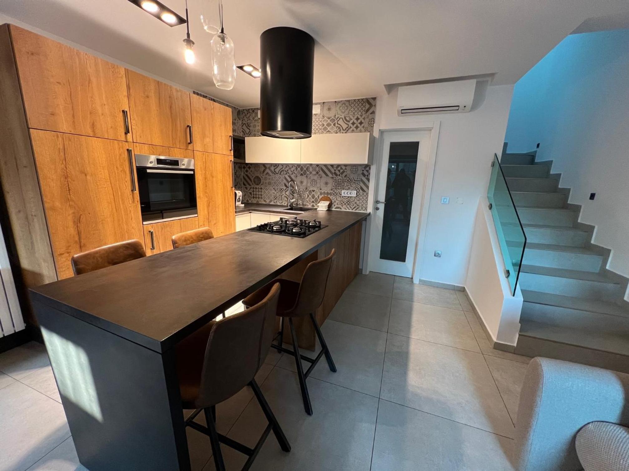 Deluxe One-Bedroom Apartment with City View photo 3