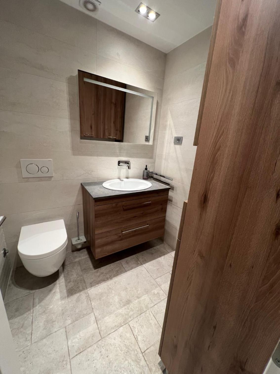 Deluxe One-Bedroom Apartment with City View photo 2