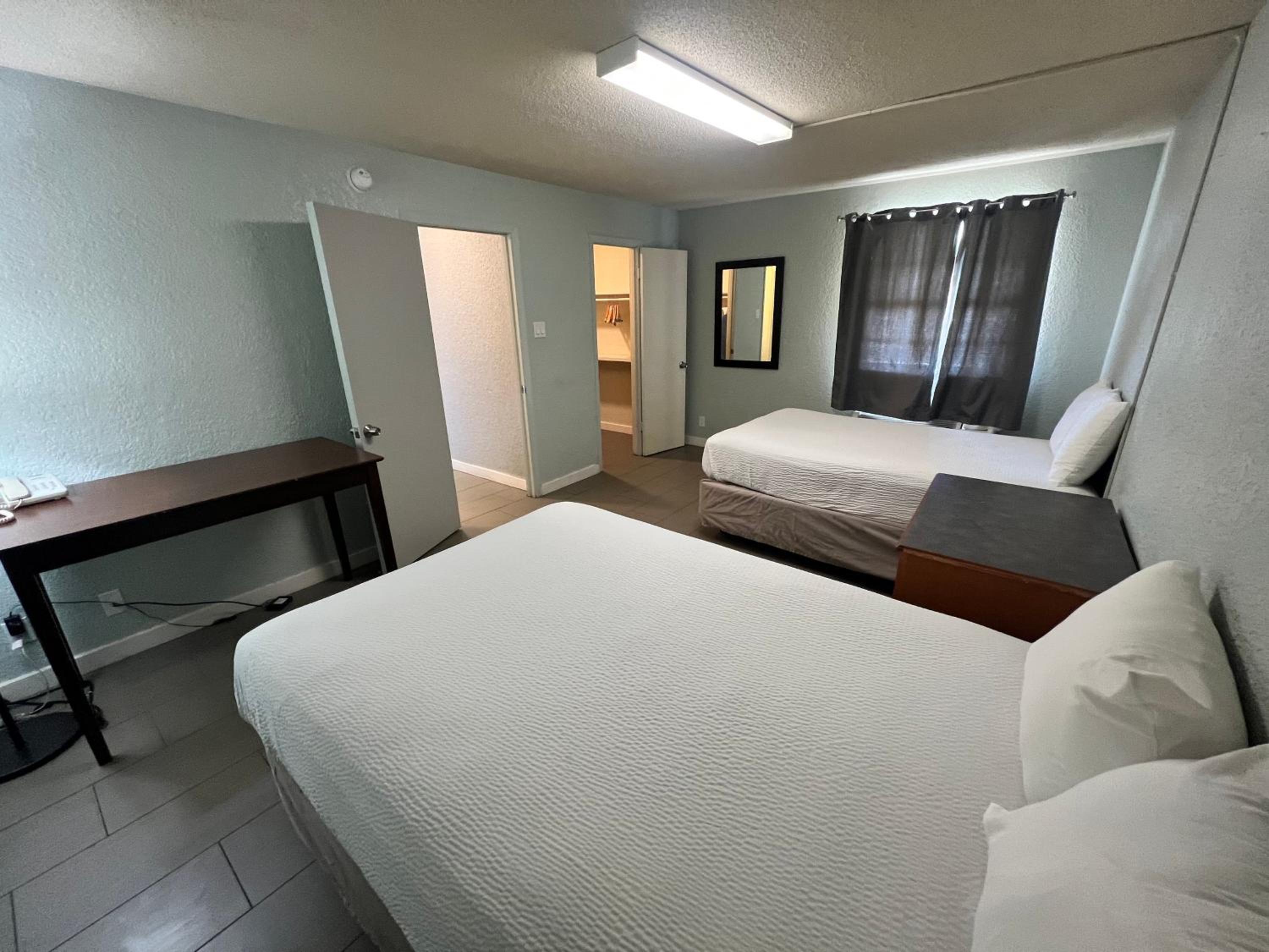 Apartment with Two Queen Beds - Non-Smoking photo 2