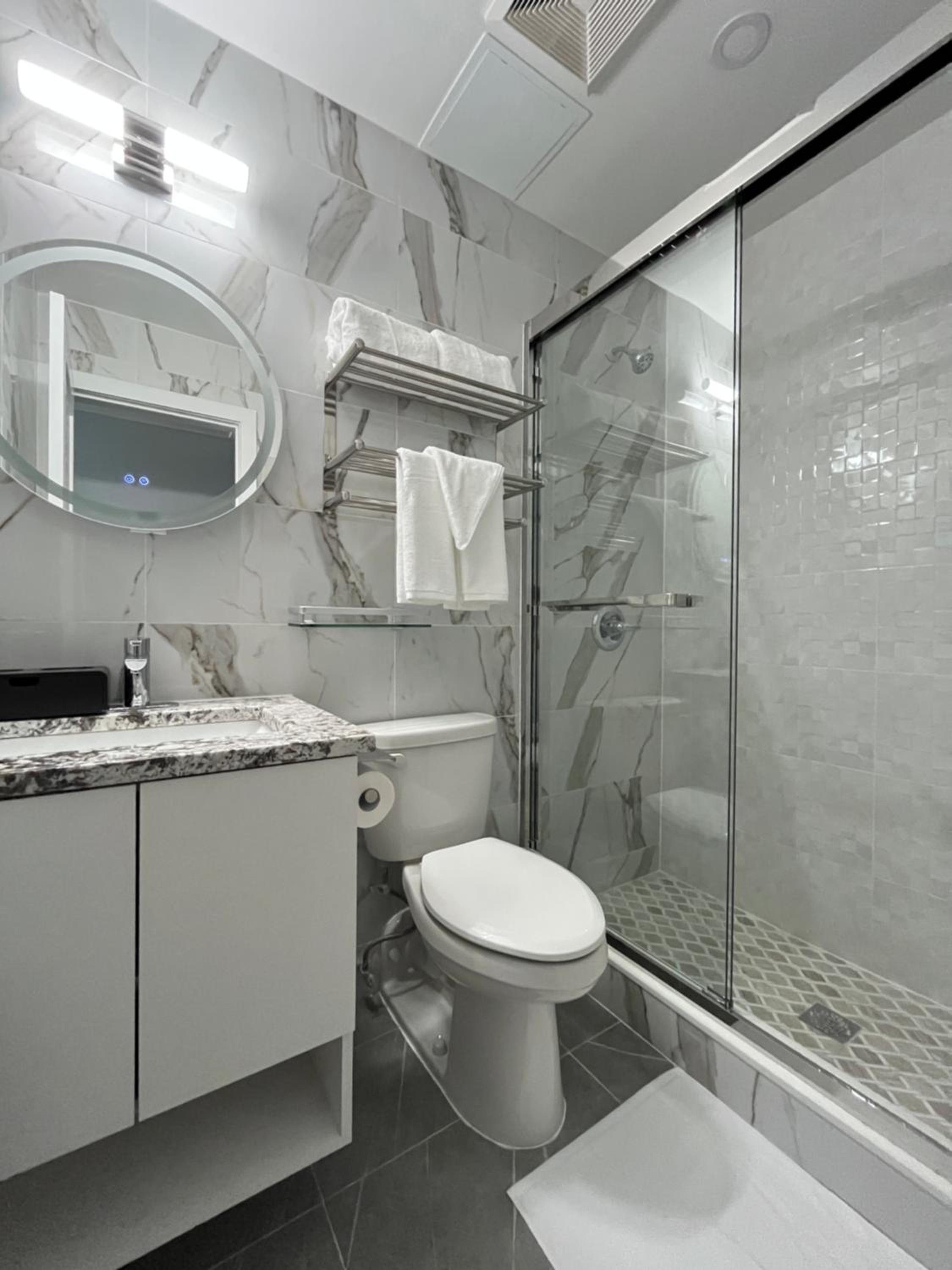 Twin Room with Private Bathroom photo 2