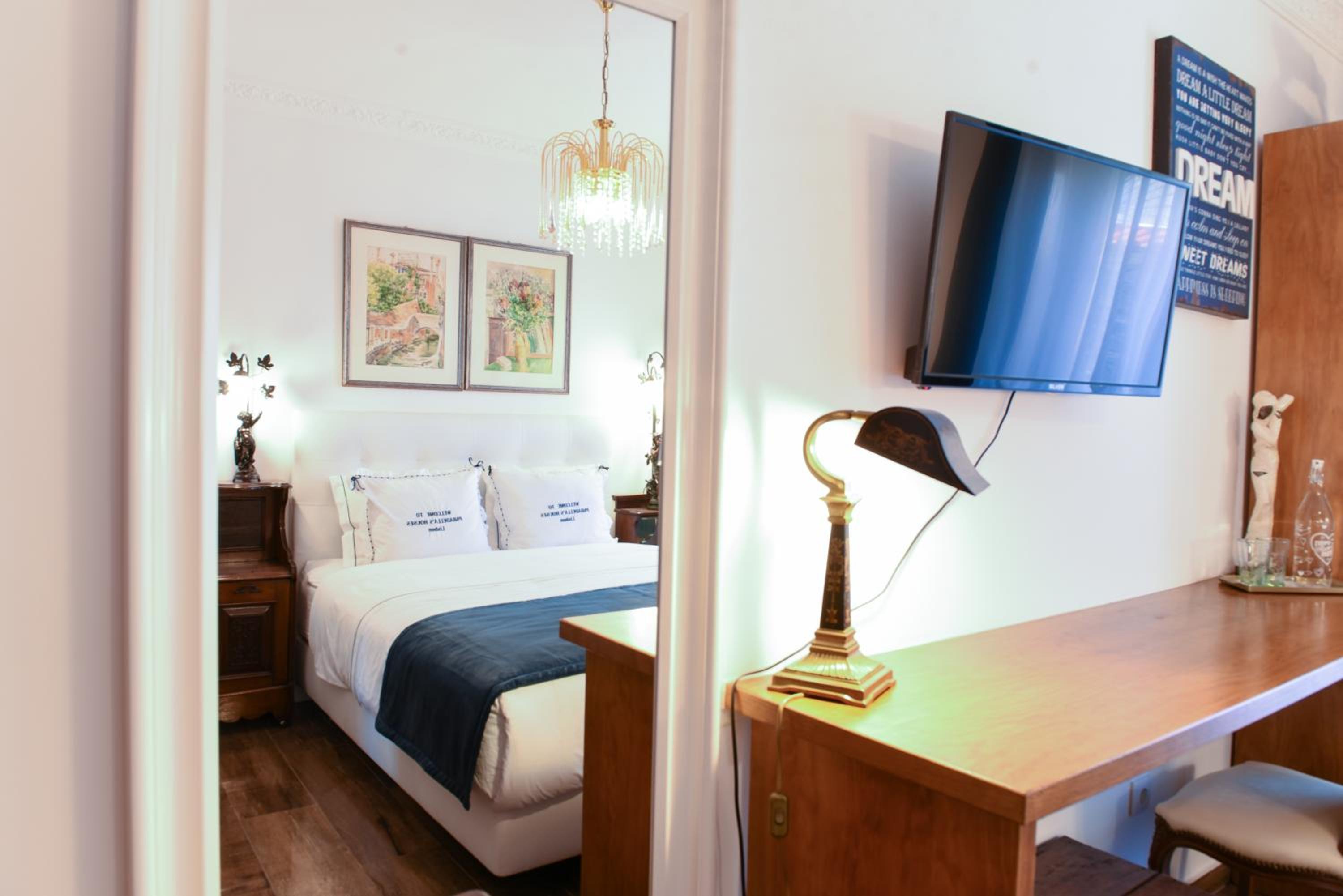 Double Room with Balcony - Photo 11