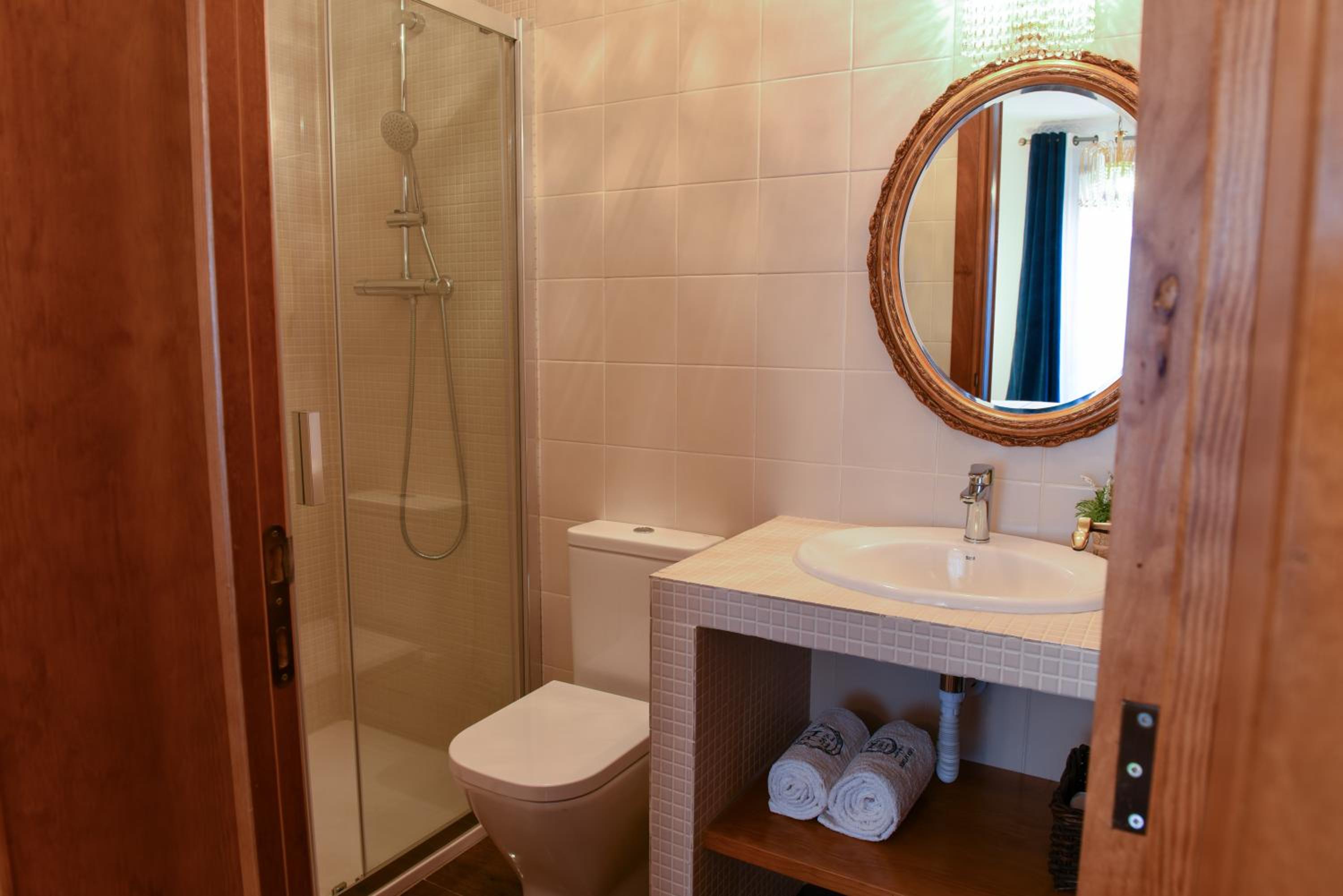 Double Room with Balcony - Photo 8
