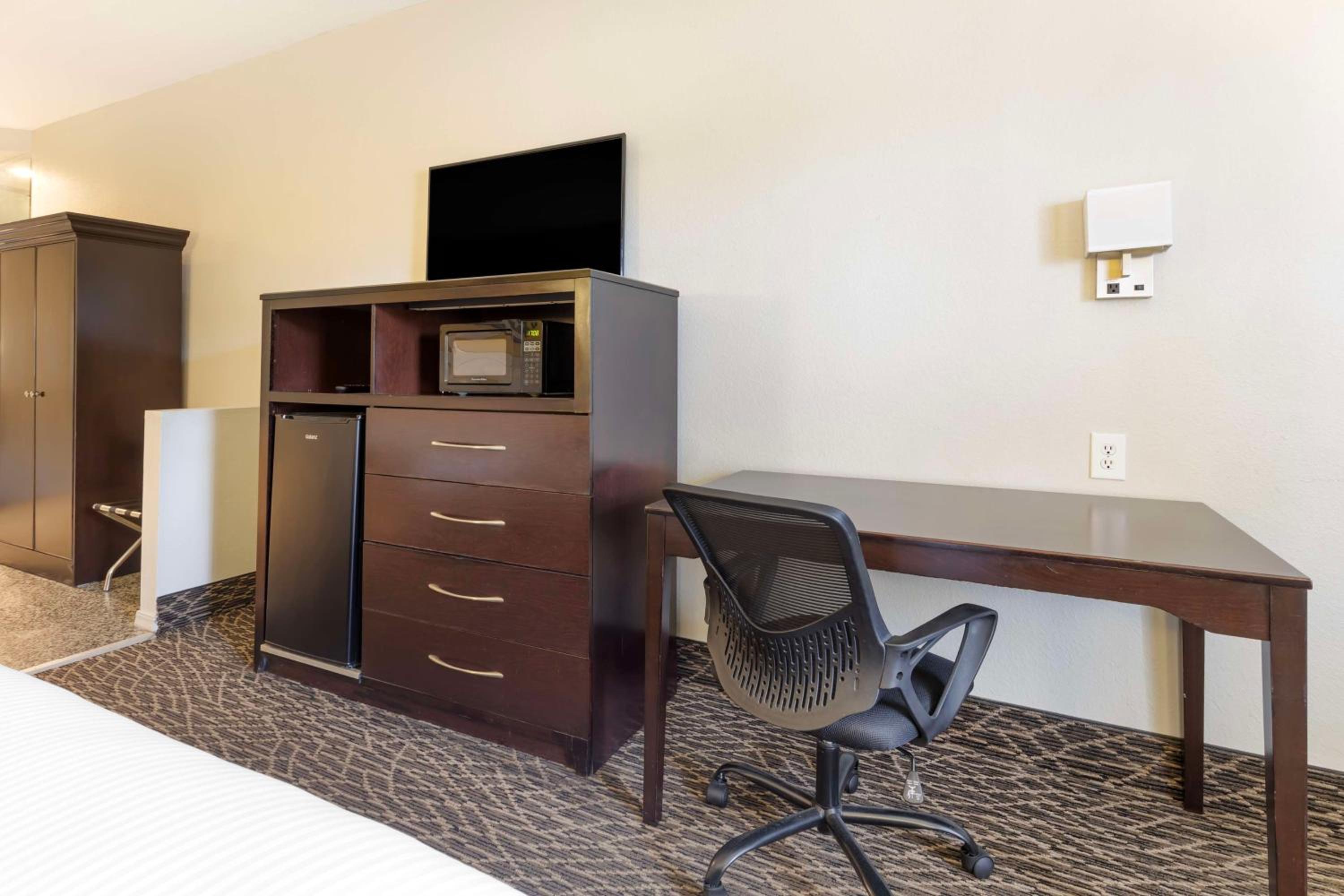 King Suite with Sofa Bed and Spa Bath - Non Smoking photo 2