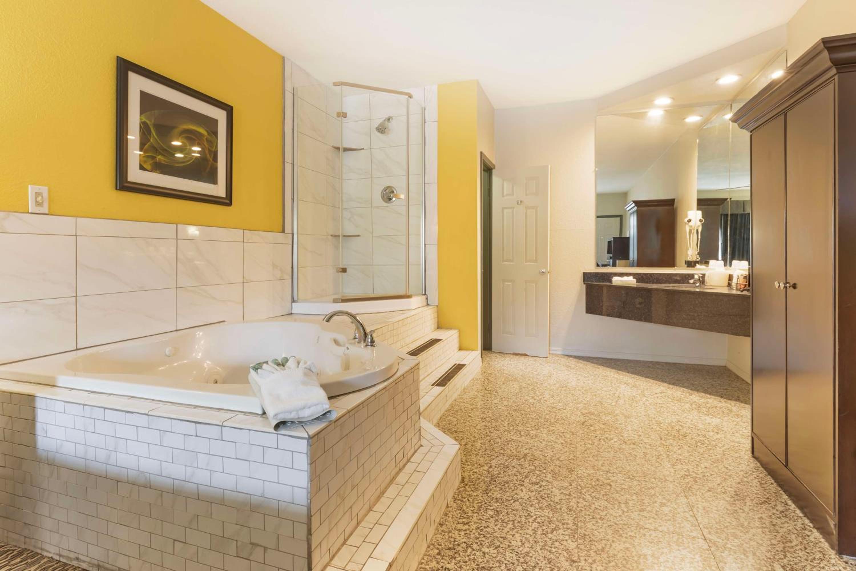 King Suite with Sofa Bed and Spa Bath - Non Smoking photo 3