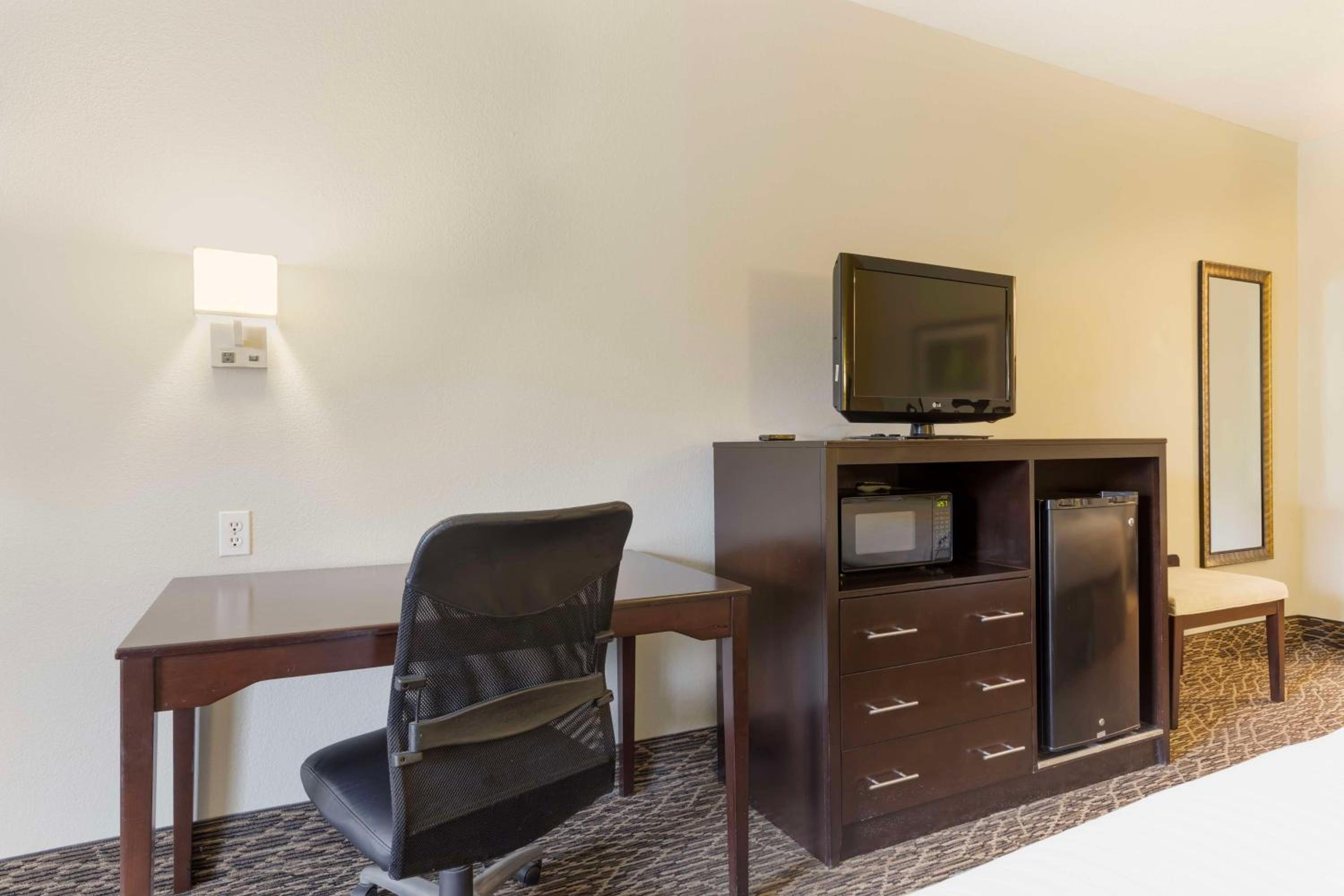 Queen Room with Two Queen Beds and Sofa Bed photo 2