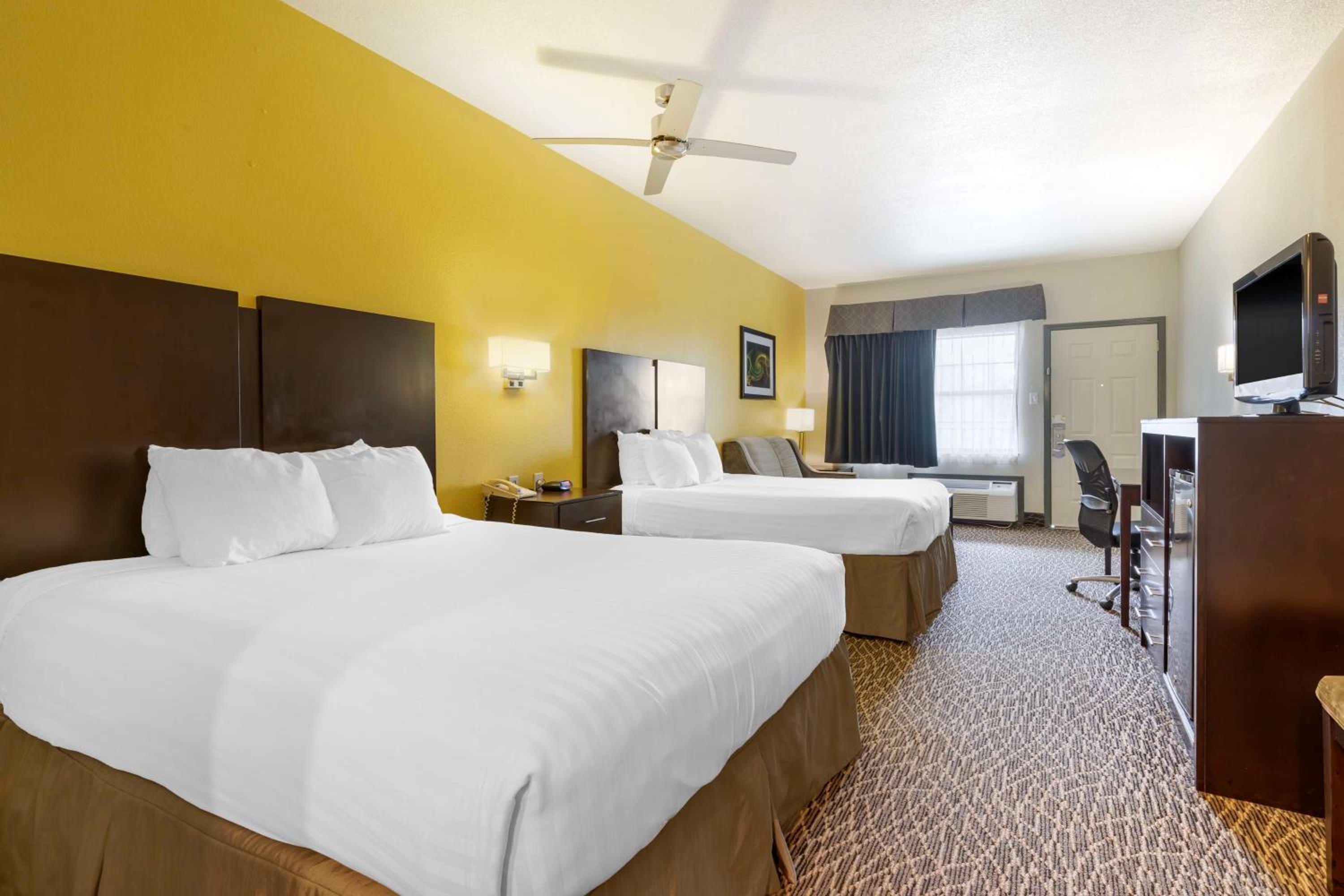Queen Room with Two Queen Beds and Sofa Bed photo 3