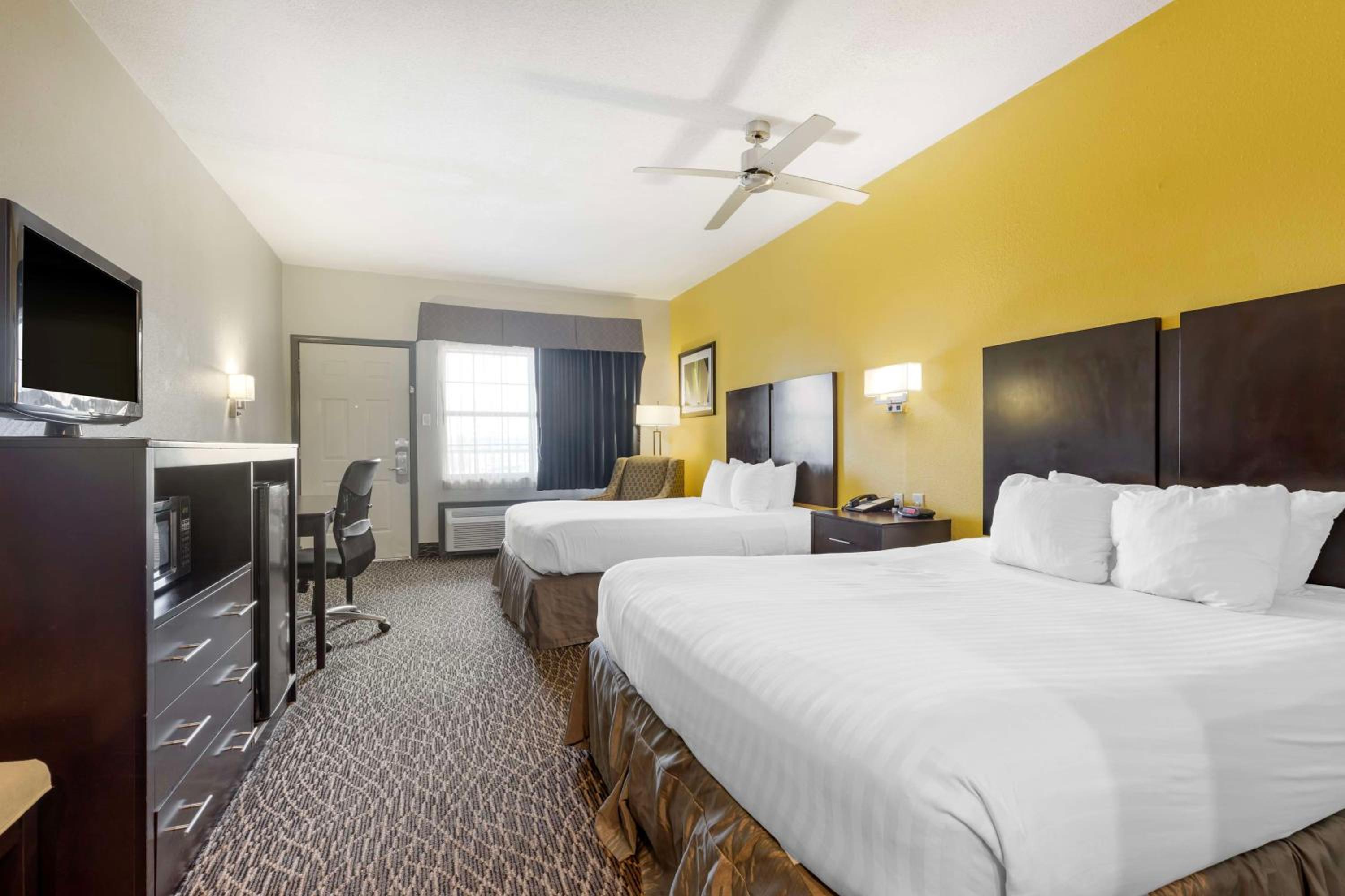 Queen Room with Two Queen Beds photo 3