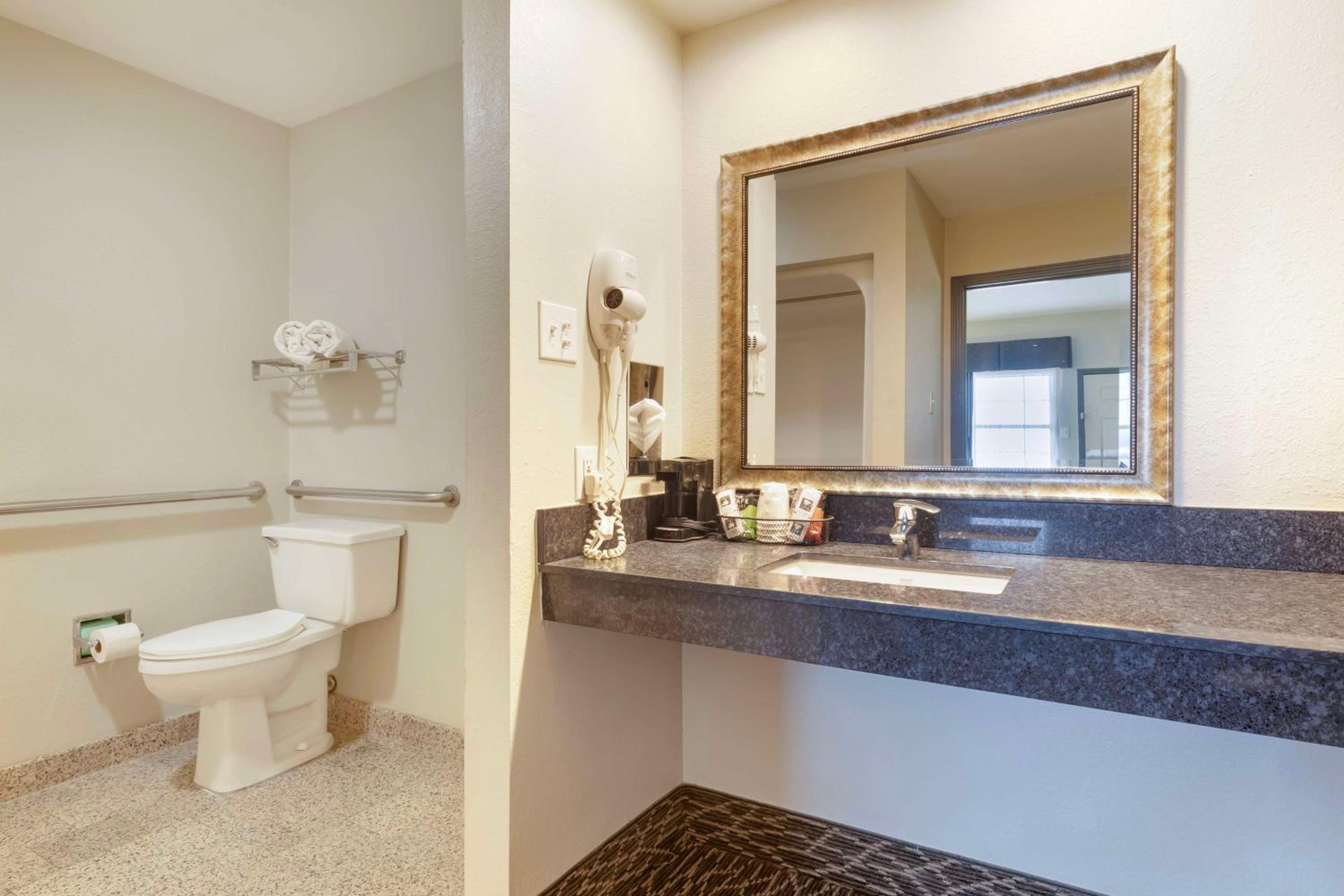 King Room - Disability Access photo 2