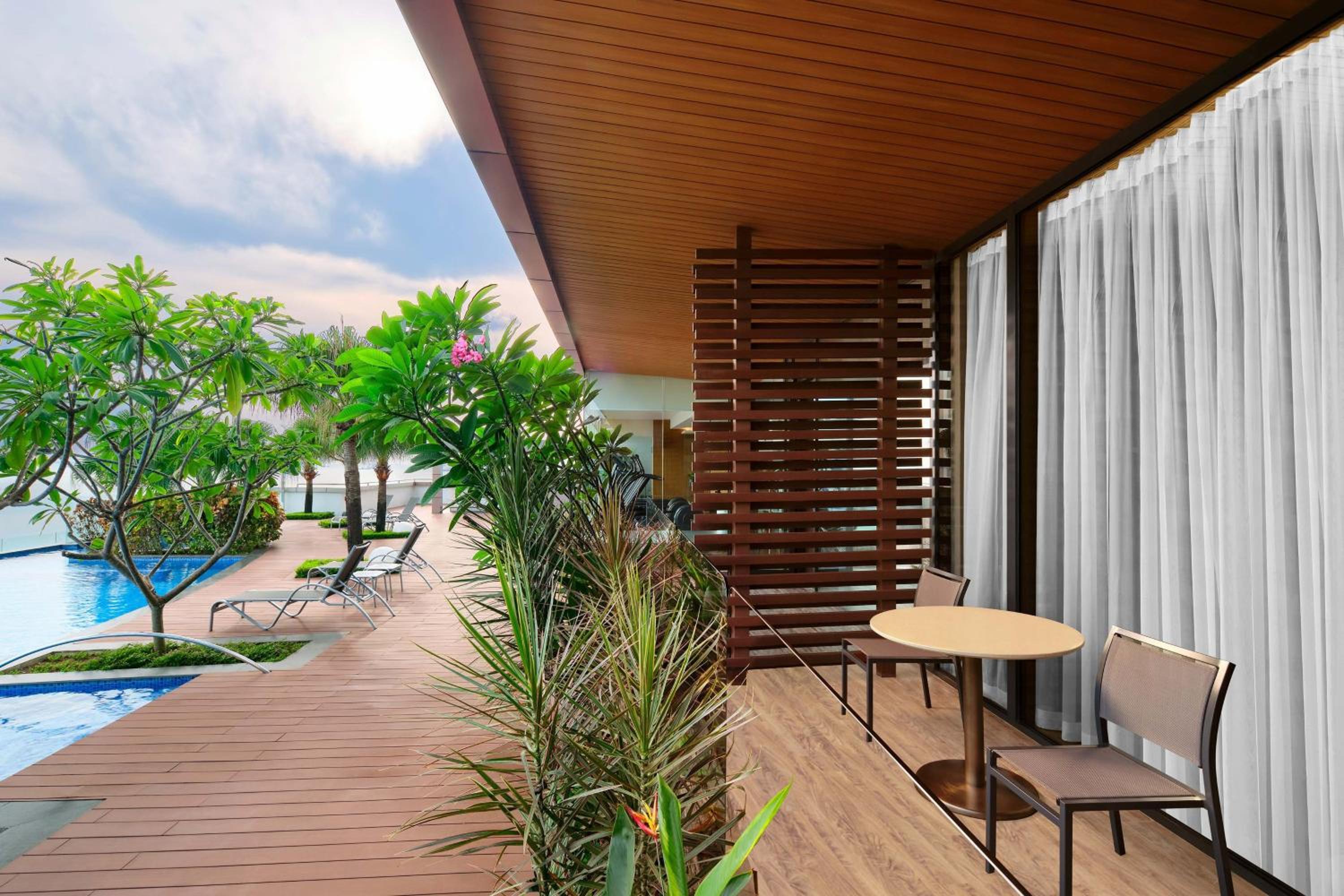 King Room with Balcony - Photo 4