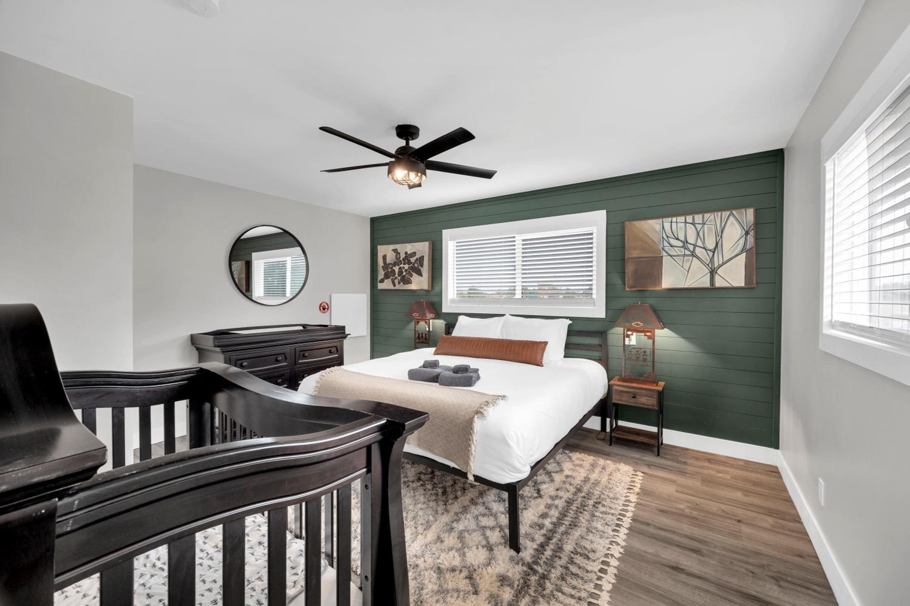 Eight-Bedroom House photo 1