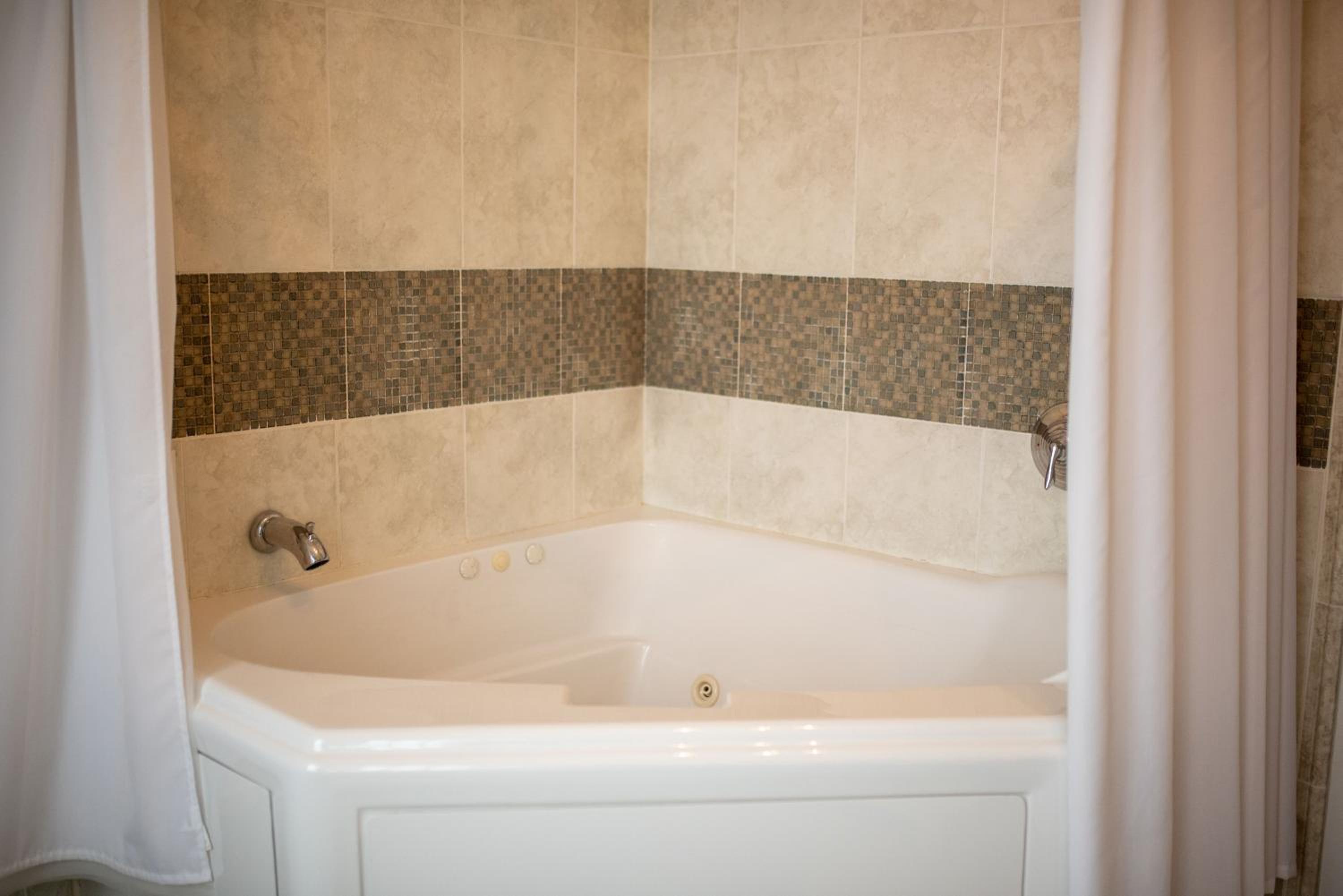 King Room with Spa Bath - Photo 9