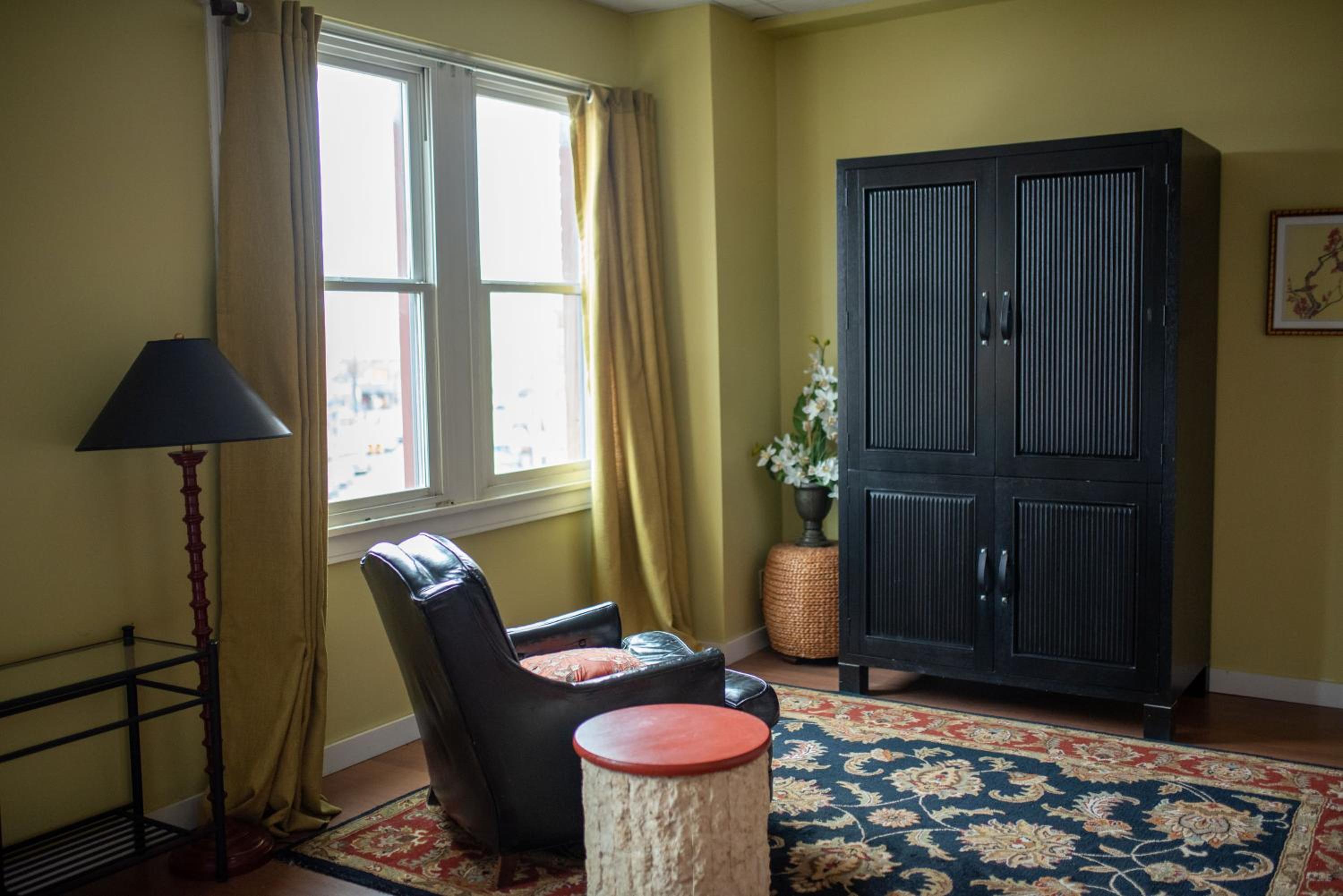 Deluxe King Suite photo 2