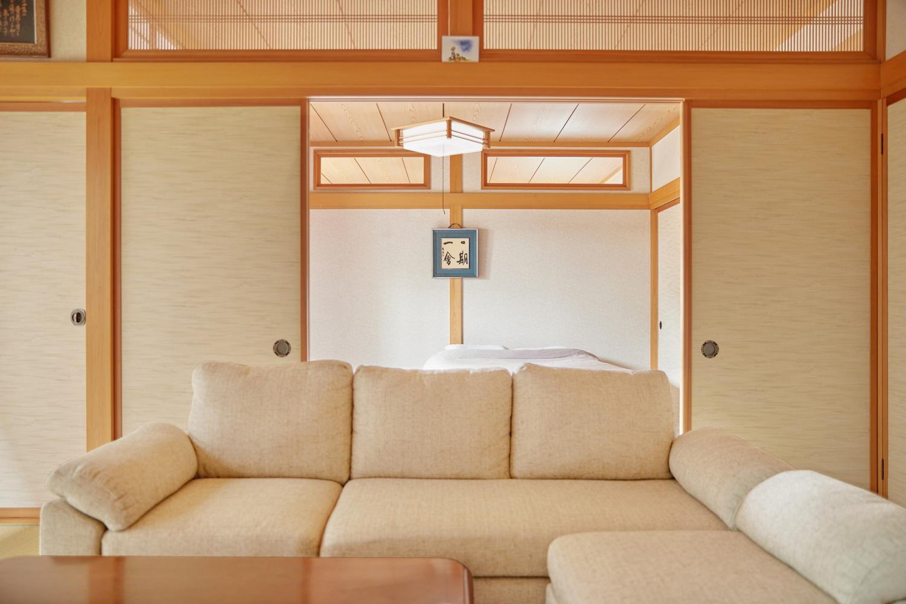 Five-Bedroom House photo 1
