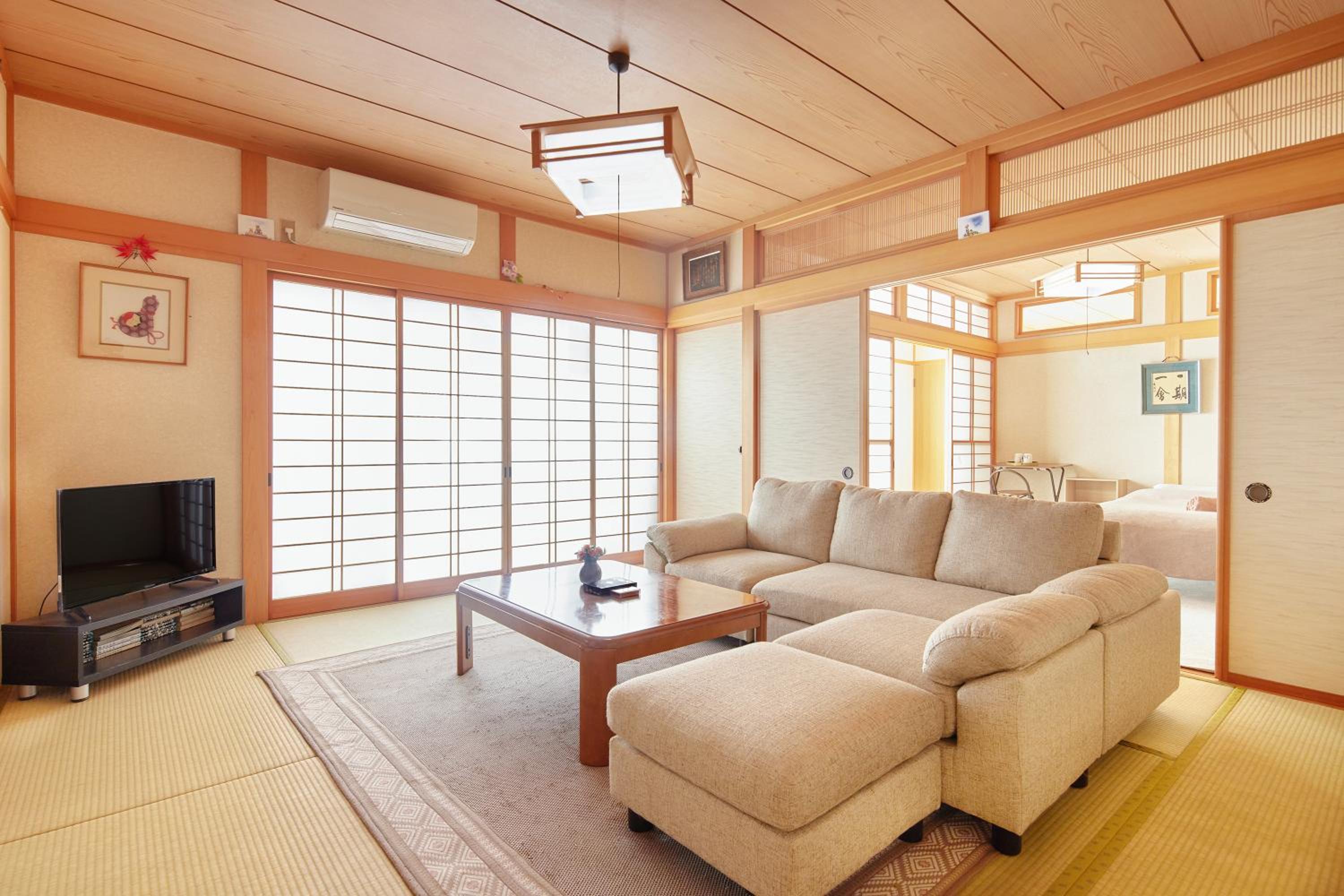 Five-Bedroom House photo 2