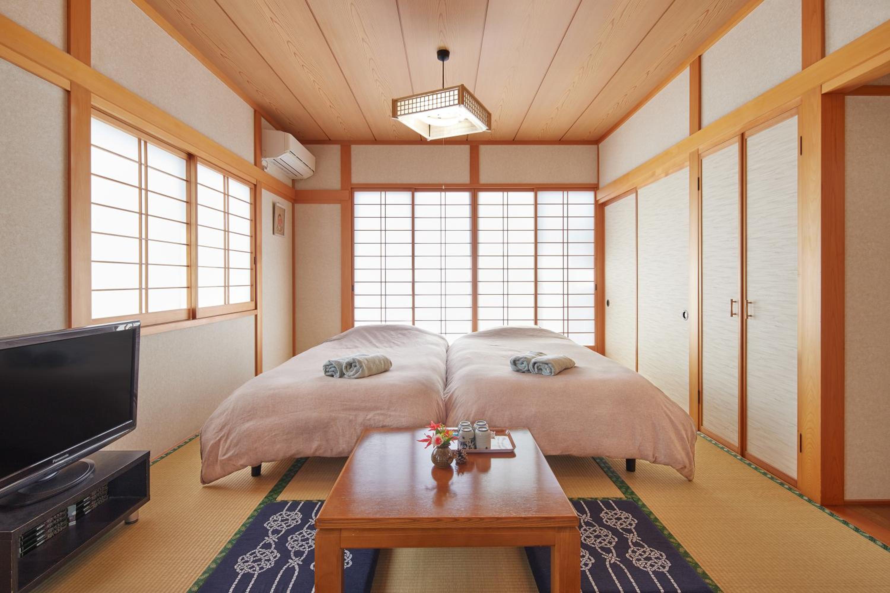 Five-Bedroom House photo 3