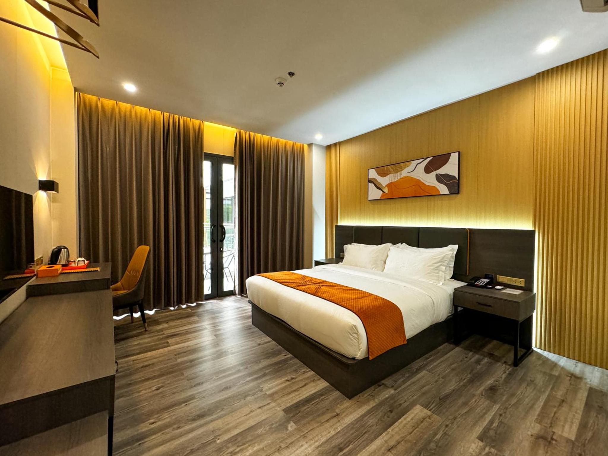 Deluxe King Room - Photo 1