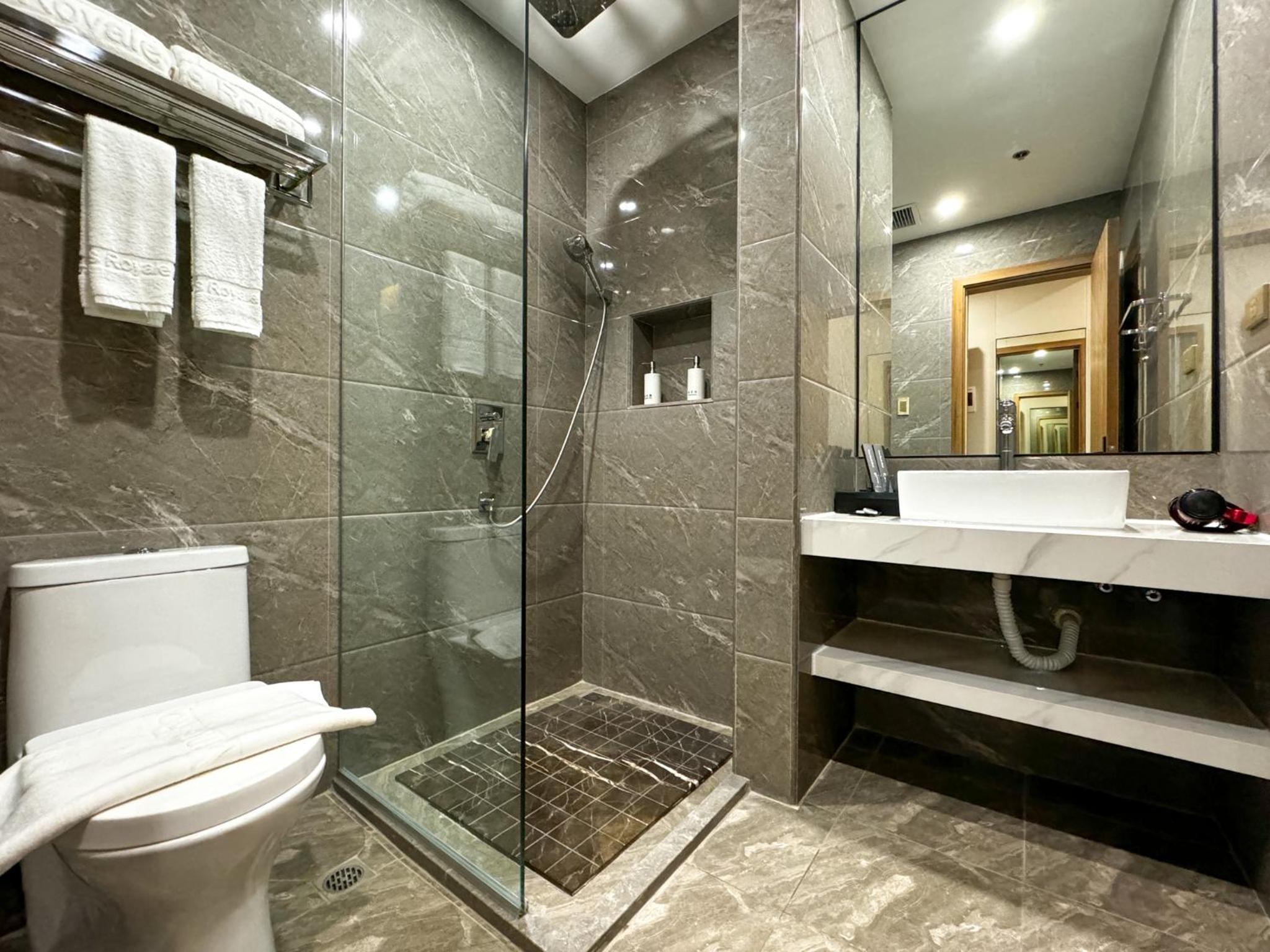Deluxe King Room - Photo 2