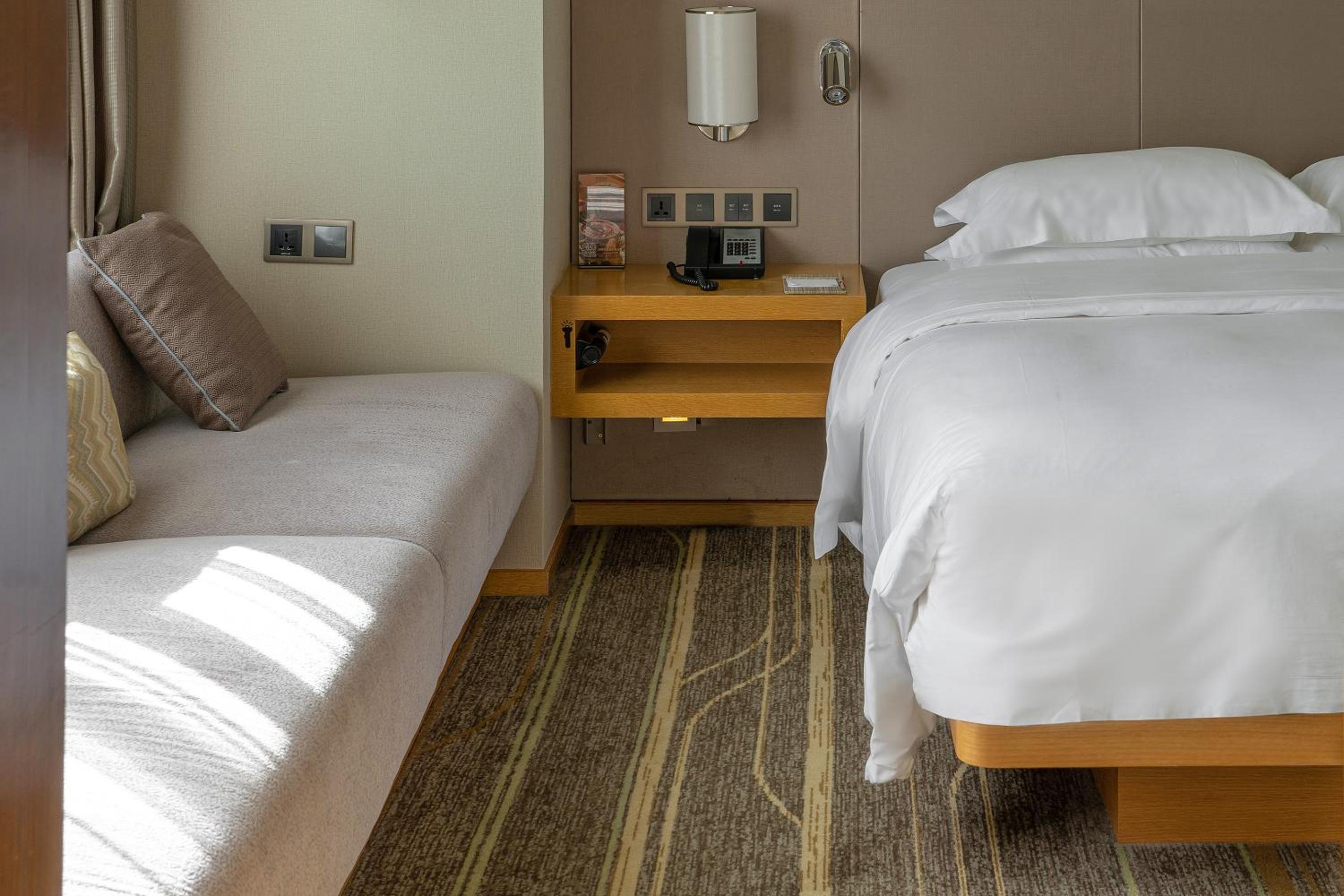 King Room with City View thumbnail 5