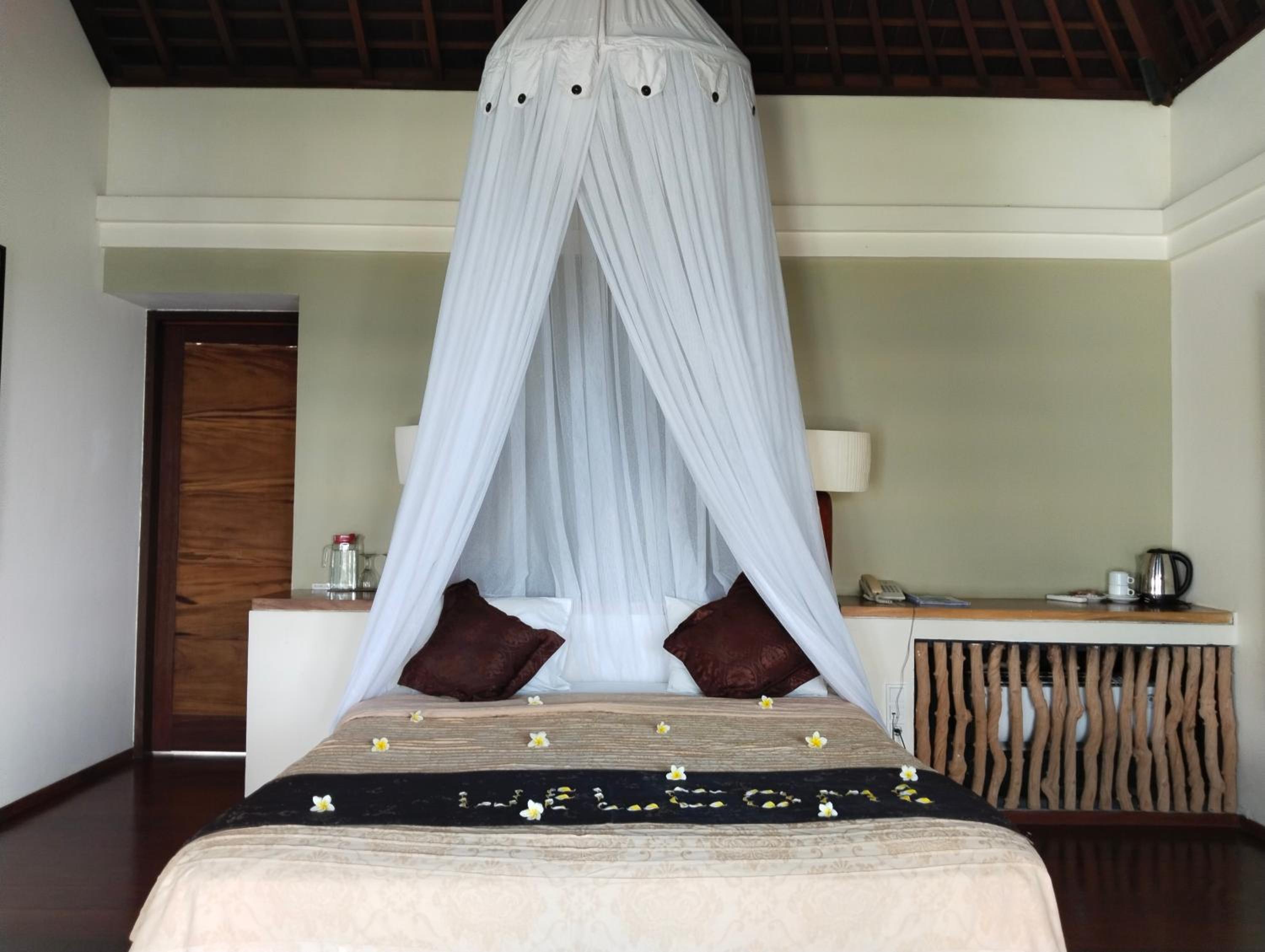 Luxury Seaside Master-bedroom photo 3