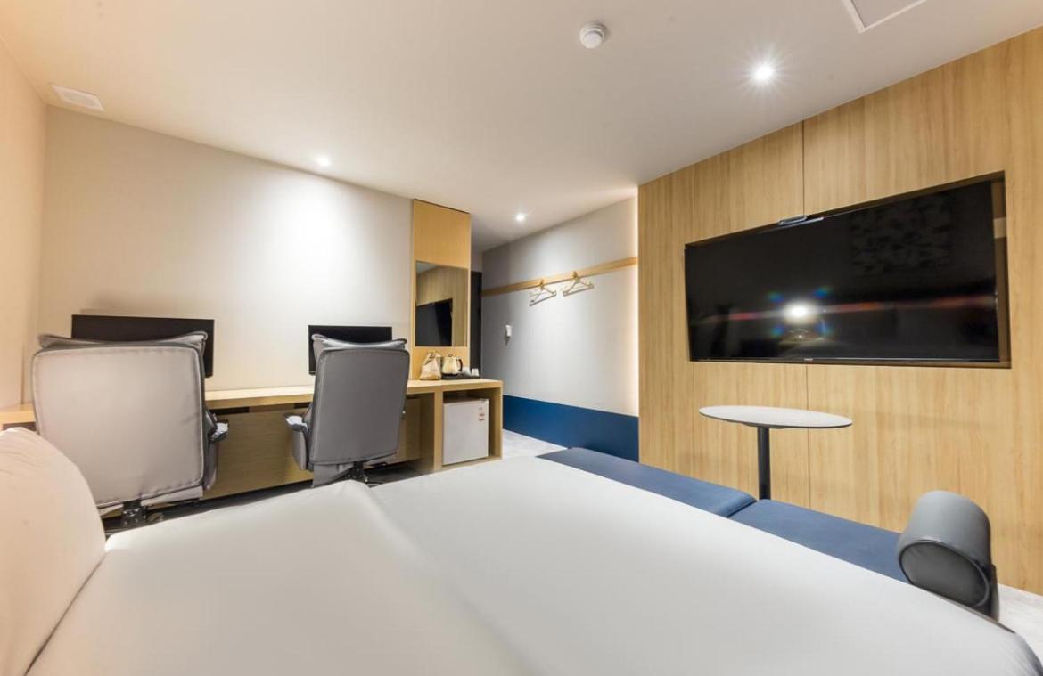 Deluxe King Room - 2 PC