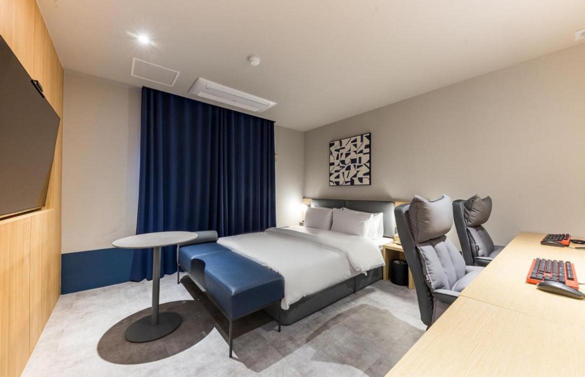 Deluxe King Room - 2 PC photo 2