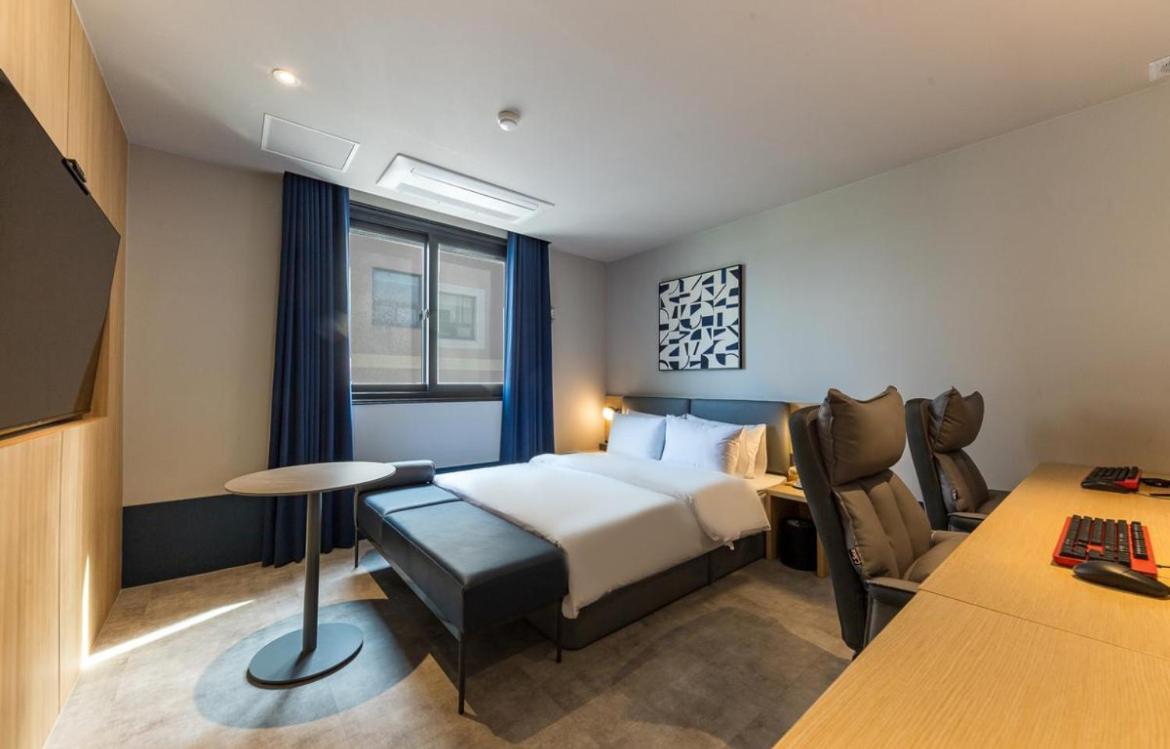 Deluxe King Room - 2 PC photo 3