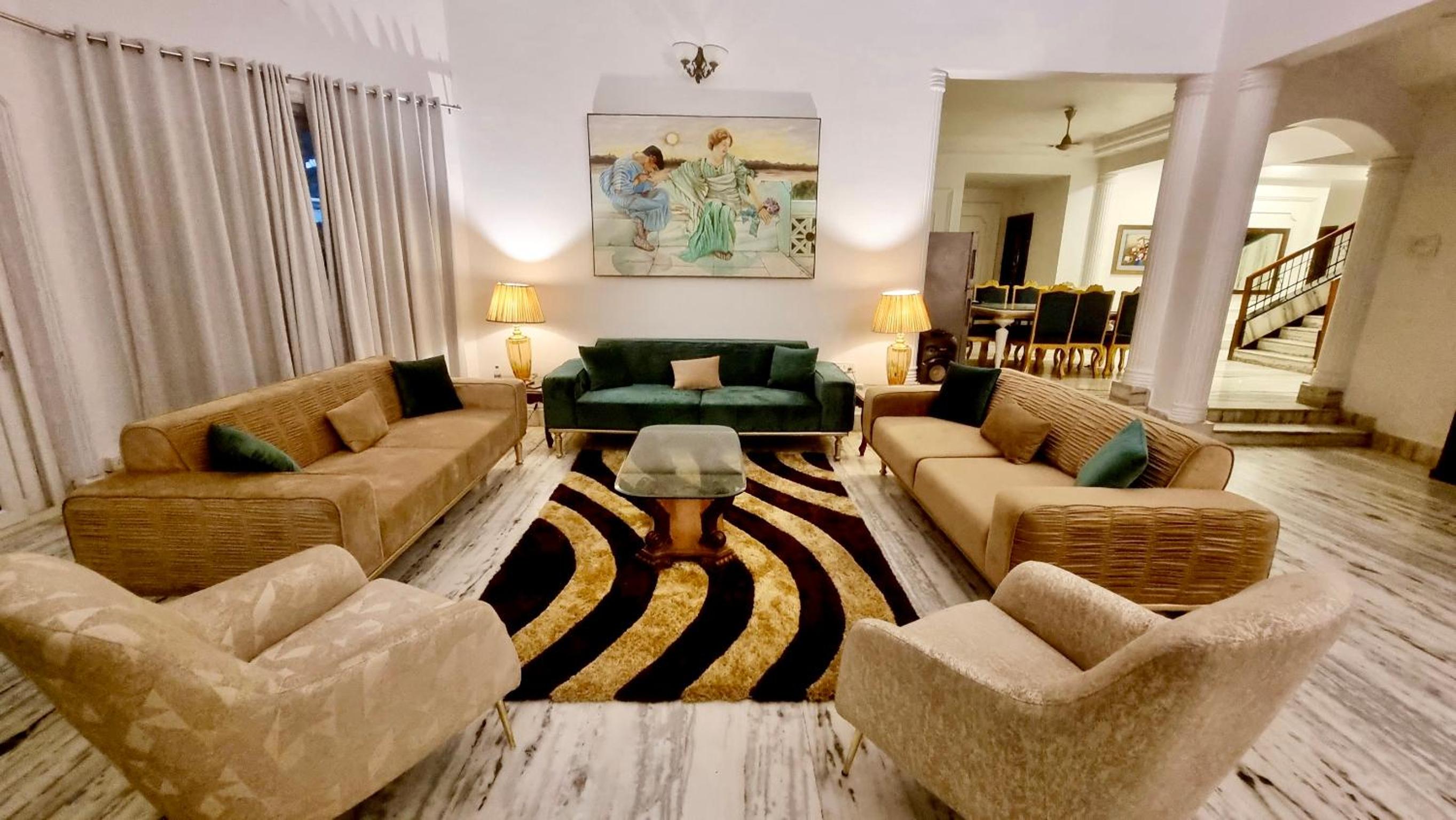 Seven-Bedroom House photo 2