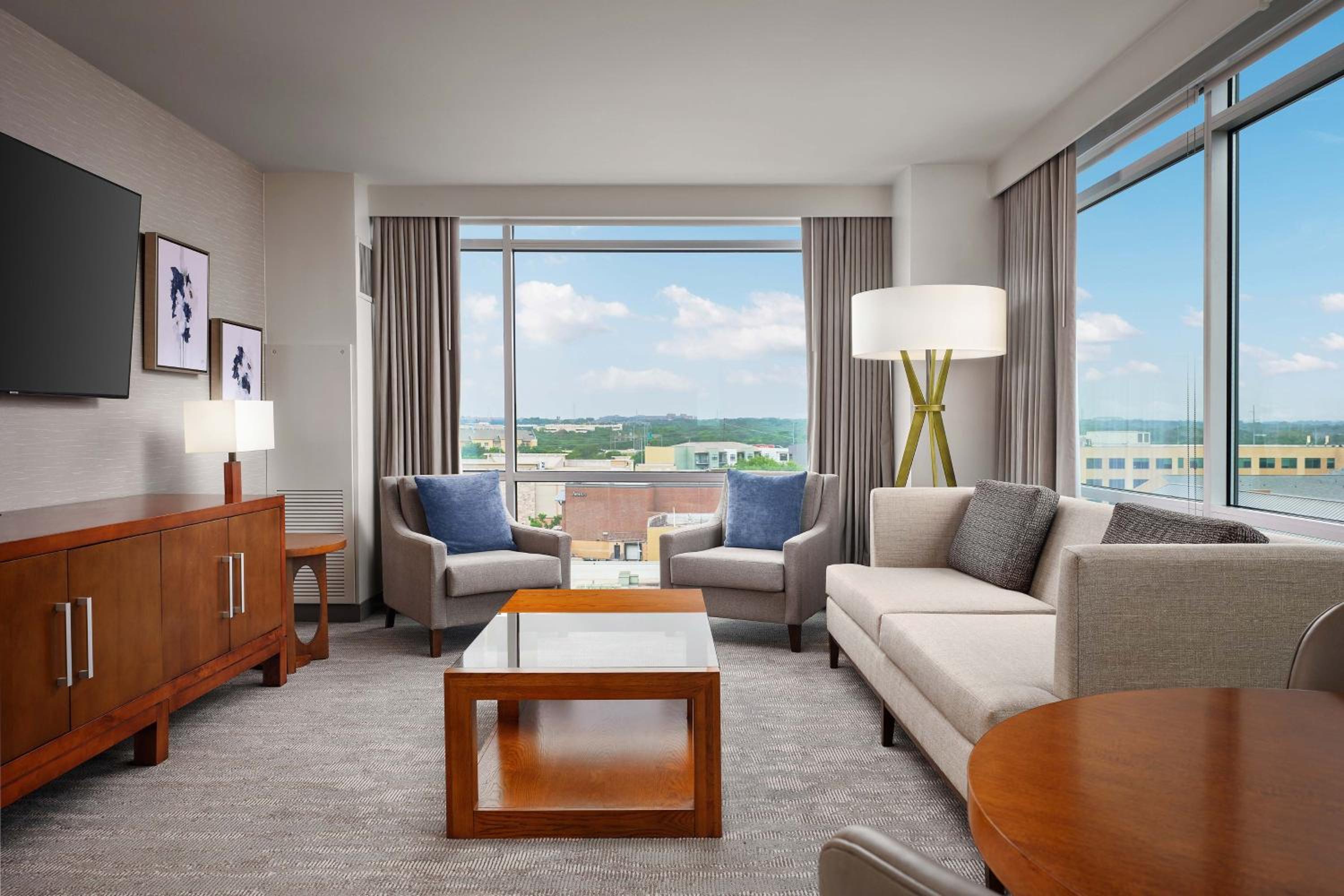 Executive Suite, 1 Bedroom Executive Suite, 1 King thumbnail 5