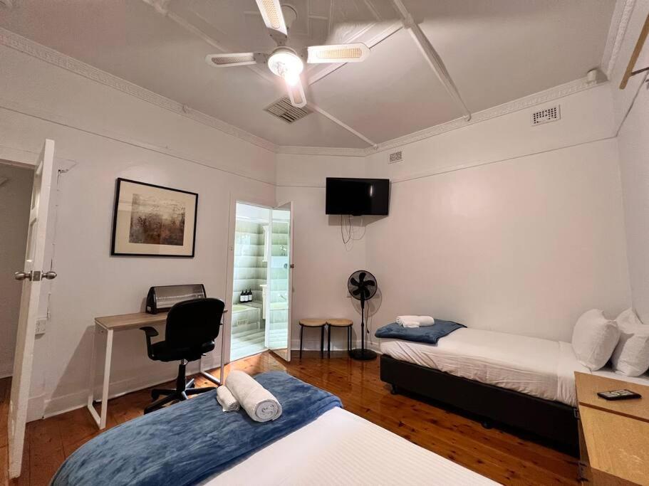 Eight-Bedroom House photo 1