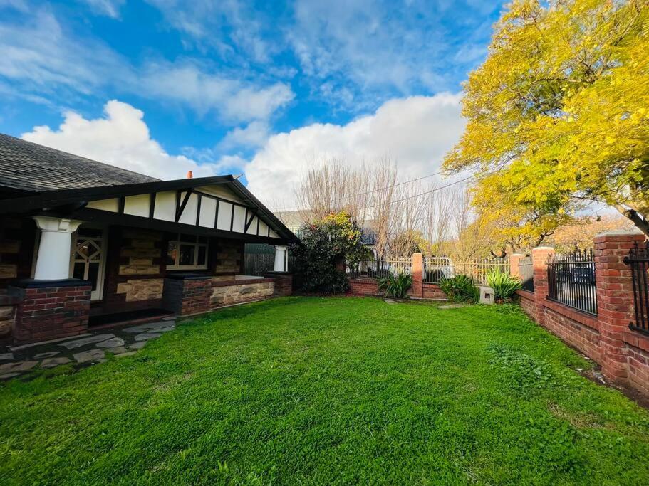 Eight-Bedroom House photo 3