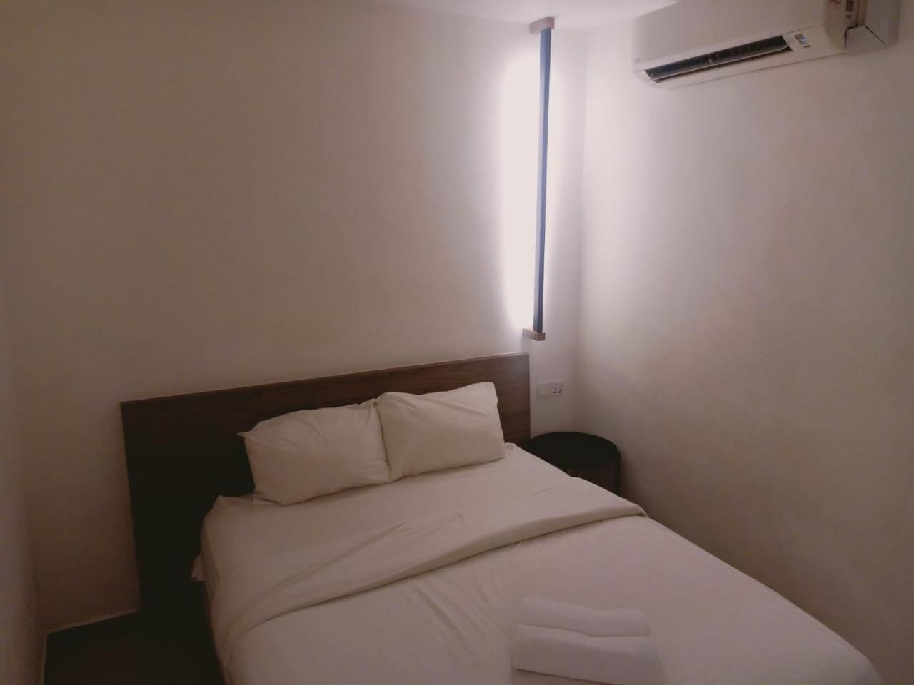 Standard Queen Room (No Window) - Photo 2