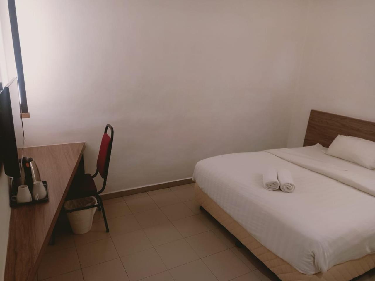 Standard Queen Room (No Window) - Photo 1