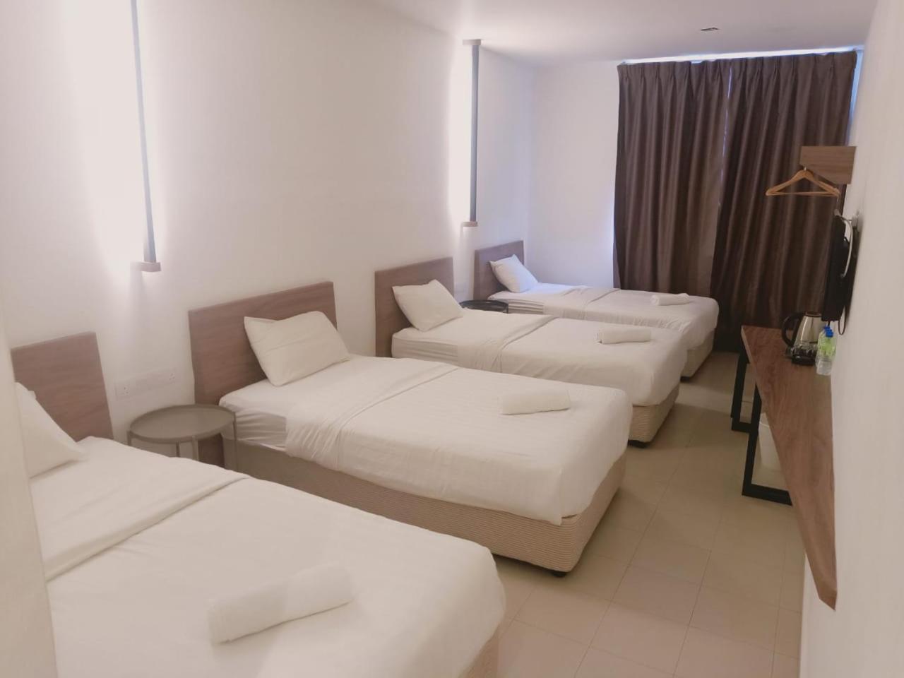 Deluxe Room With 4 Single Bed - Photo 2